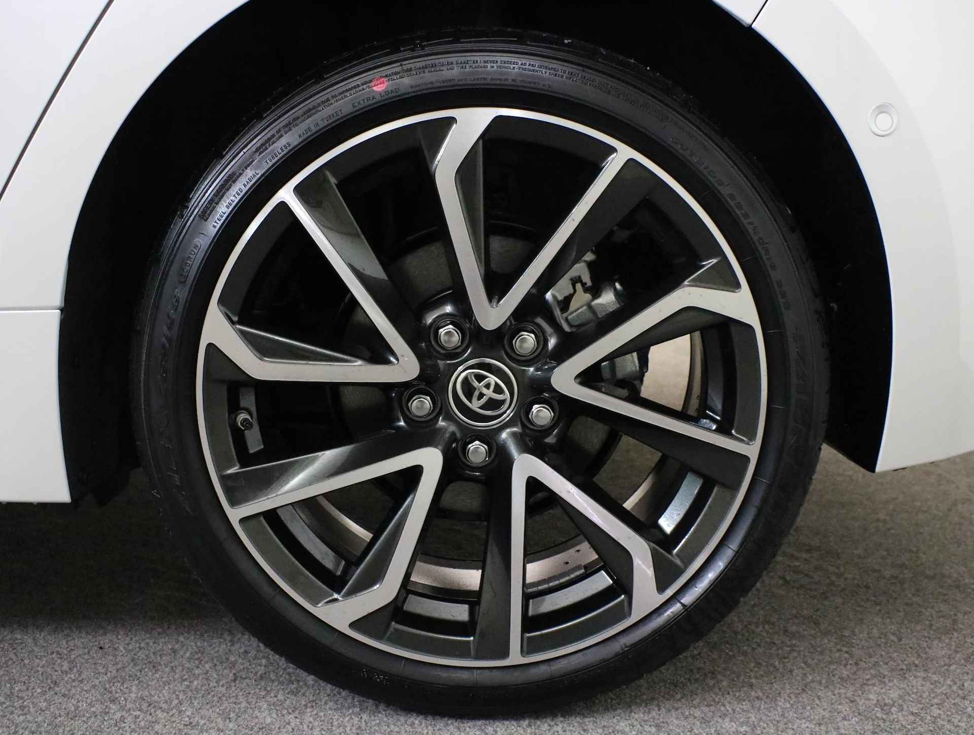 Toyota Corolla 1.8 Hybrid Executive | Bitone |Head Up | NAVI | Snel leverbaar | Inruilpremie 3000 euro | - 4/38