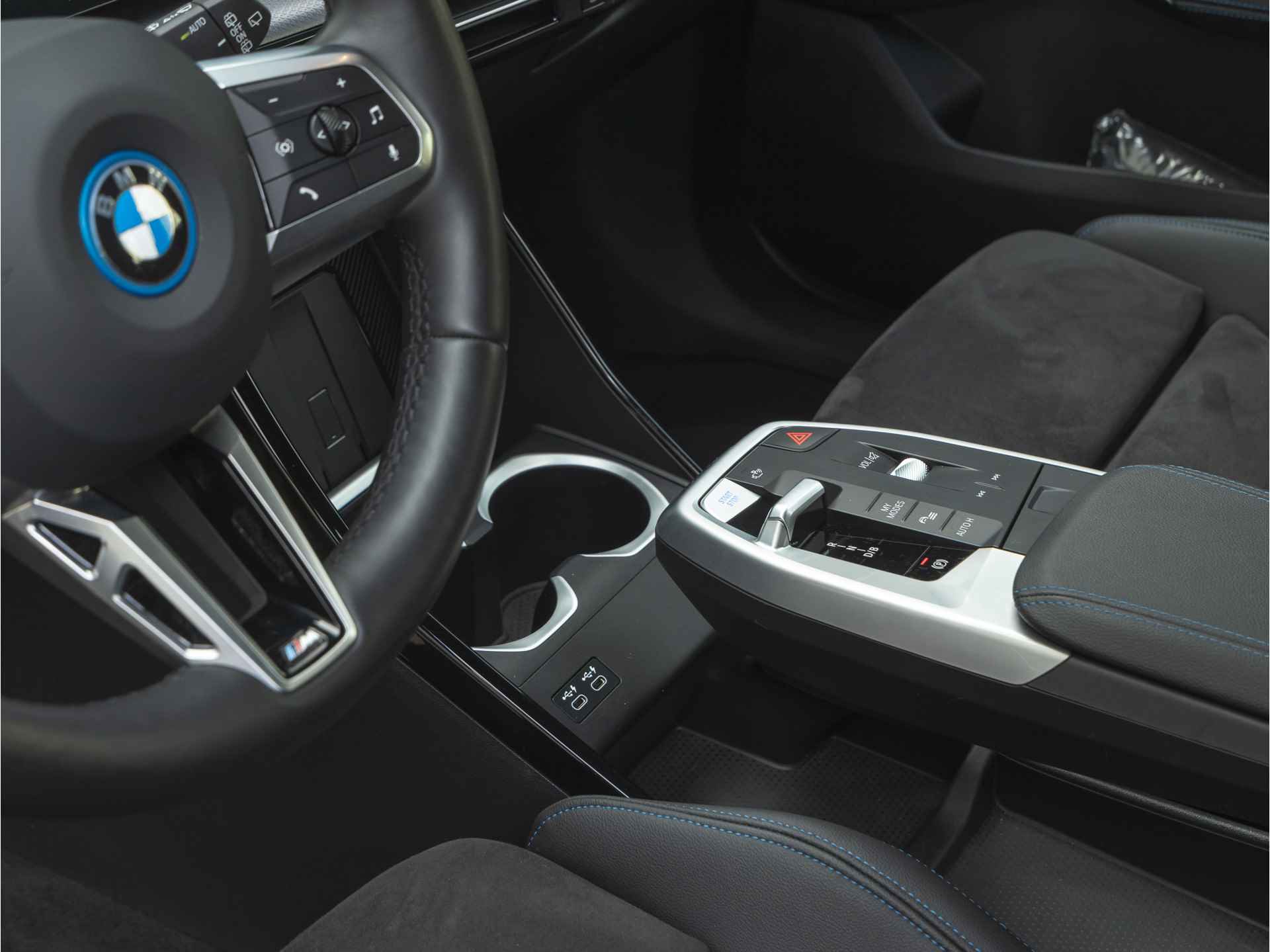 BMW iX1 xDrive30 M-Sport - Trekhaak - Driving Ass - Camera - Adapt. LED - 26/40