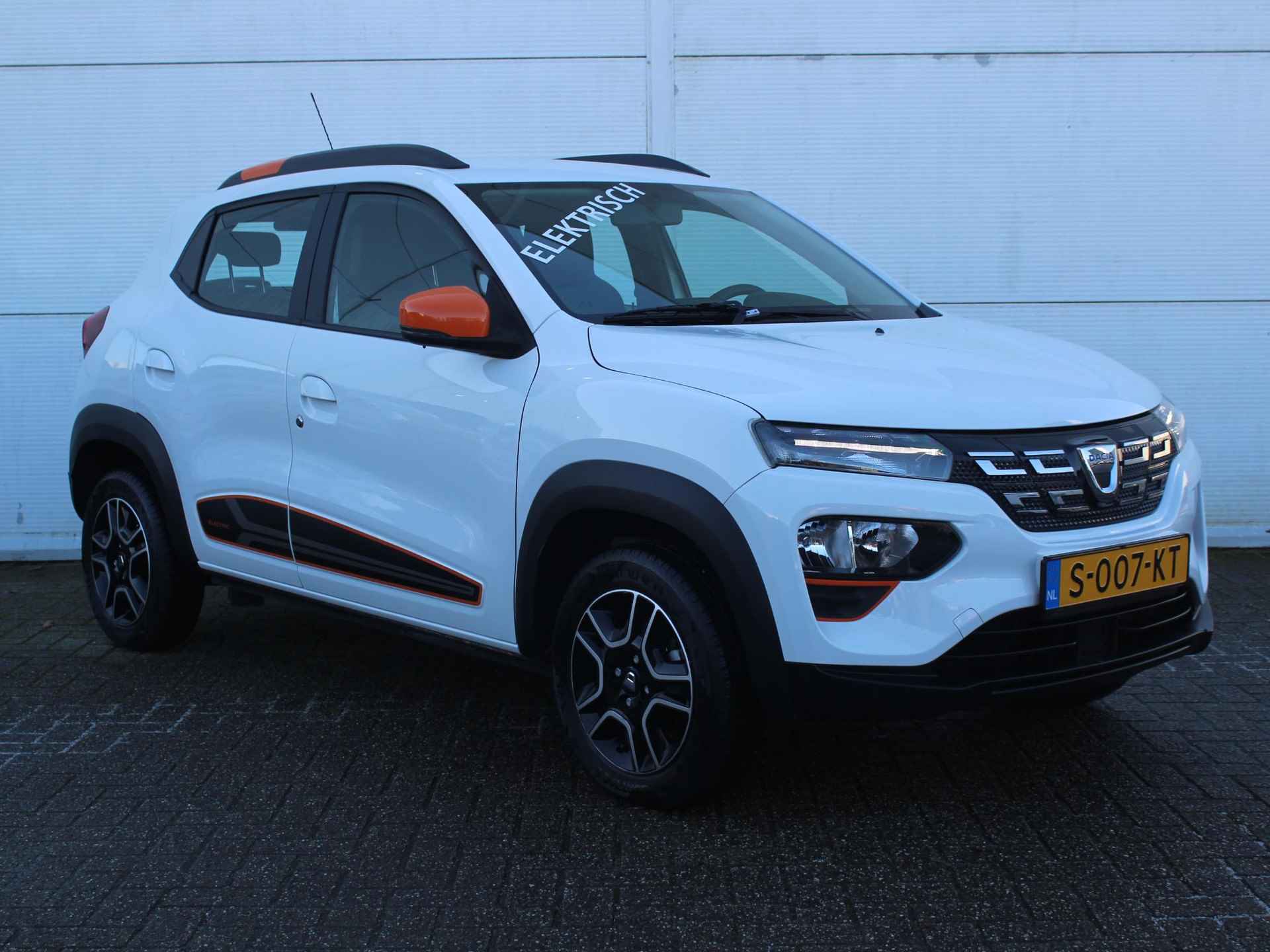 Dacia Spring Comfort Plus (Orange Pack) 27 kWh / Airco / Navigatie + Apple Carplay/Android Auto / Achteruitrijcamera / Bluetooth / Parkeersensoren Achter / - 18/41