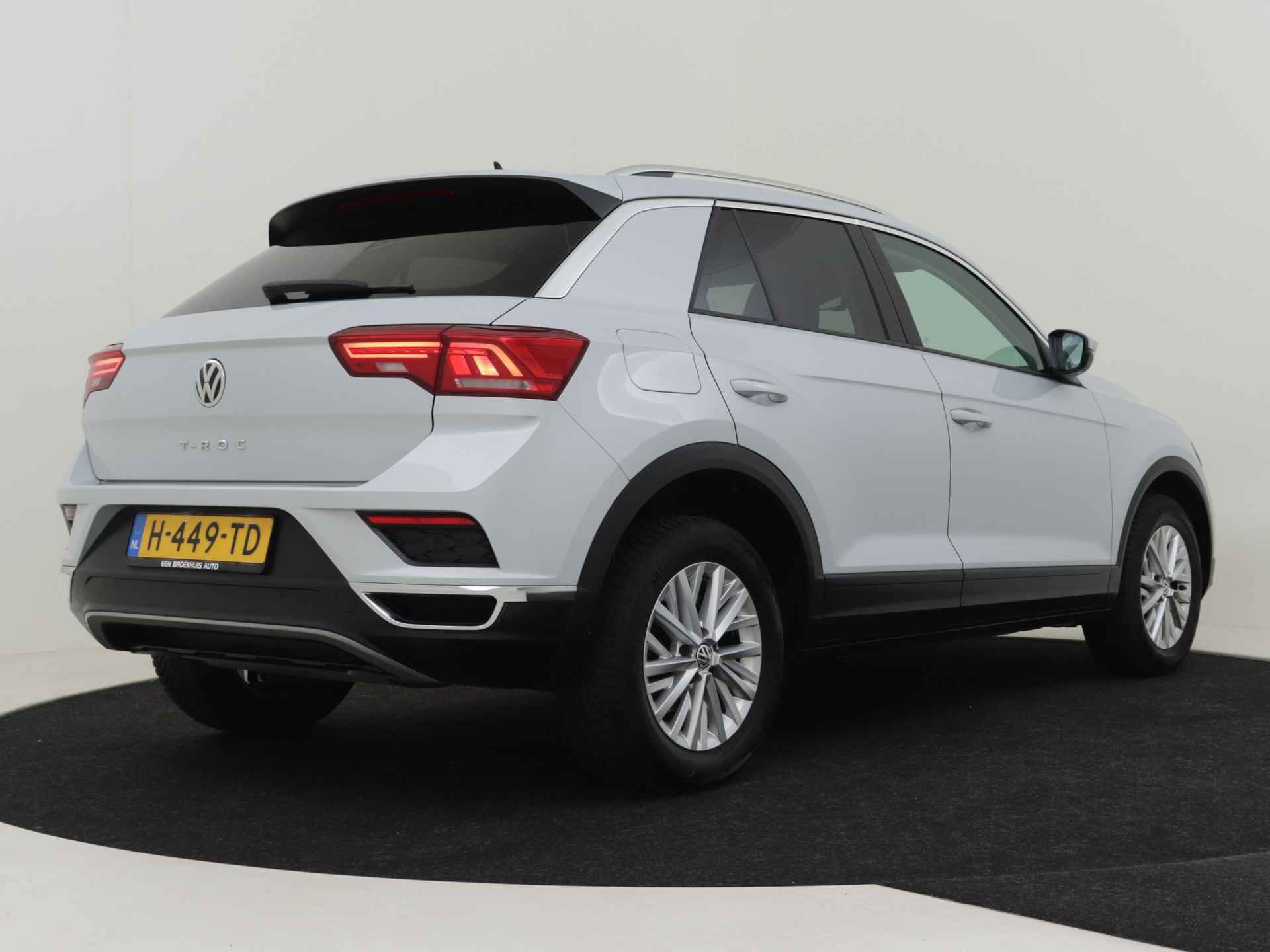 Volkswagen T-Roc 1.5 TSI Style 150PK | 1e eigenaar | 100% dealeronderhouden | Adaptief cruise control | Navigatie | App connect | Parkeersensoren - 3/36