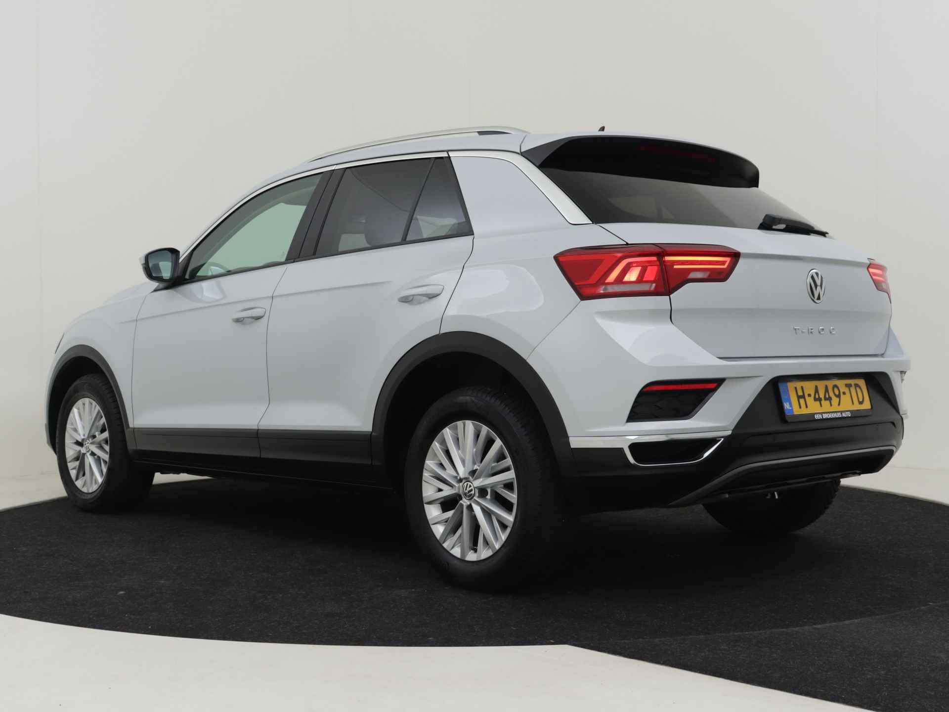 Volkswagen T-Roc 1.5 TSI Style 150PK | 1e eigenaar | 100% dealeronderhouden | Adaptief cruise control | Navigatie | App connect | Parkeersensoren - 18/36