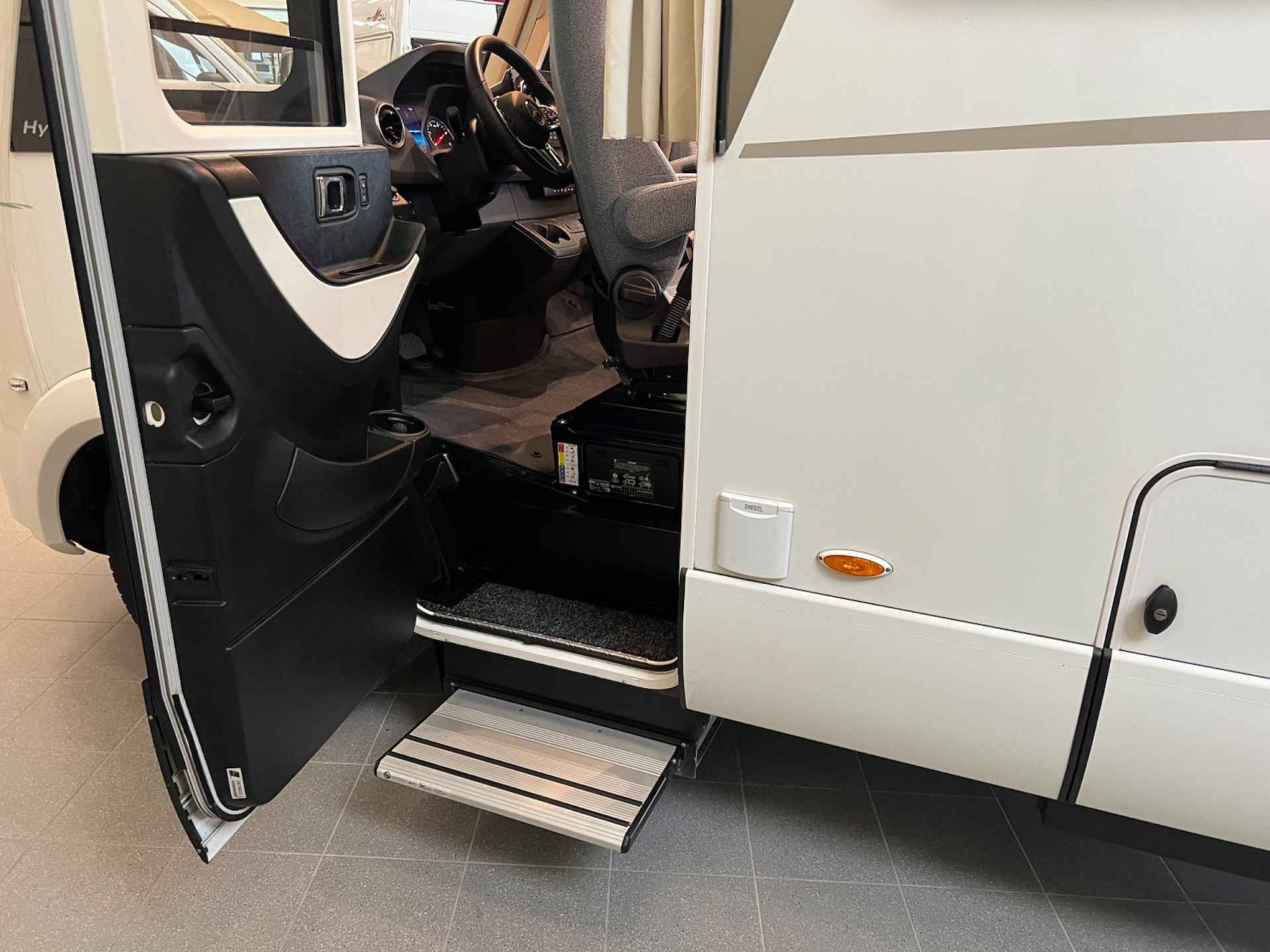 Hymer BMC I 680 White-Line MERCEDES 170PK AUT. LUXE 1E EIG. - 34/41