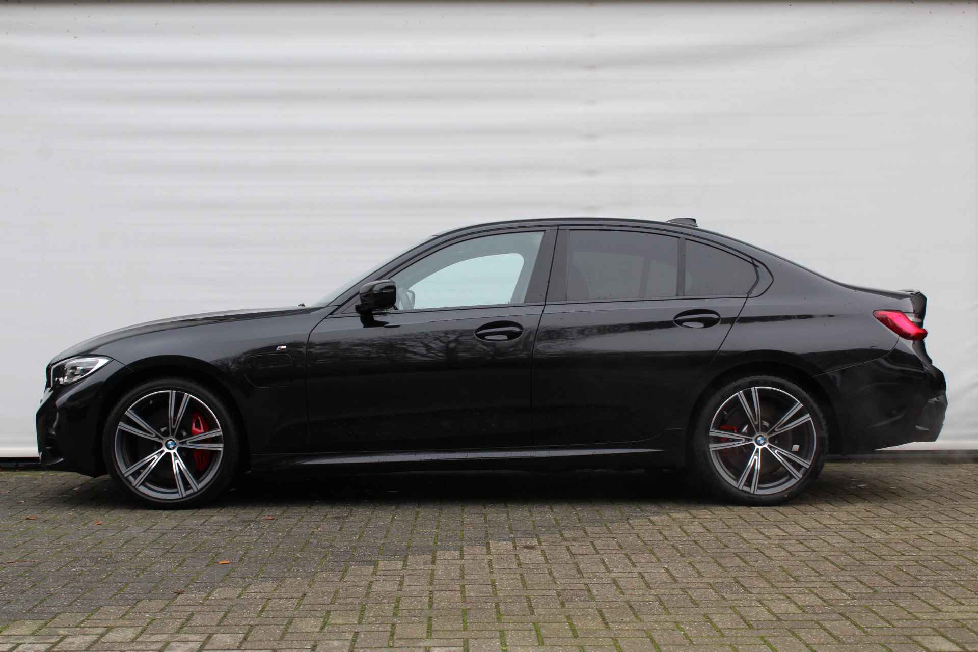 BMW 3-serie 330e High Executive M Sport Automaat / Sportstoelen / Stoelverwarming / LED / Parking Assistant / Head-Up / Live Cockpit Professional / Active Cruise Control - 3/28