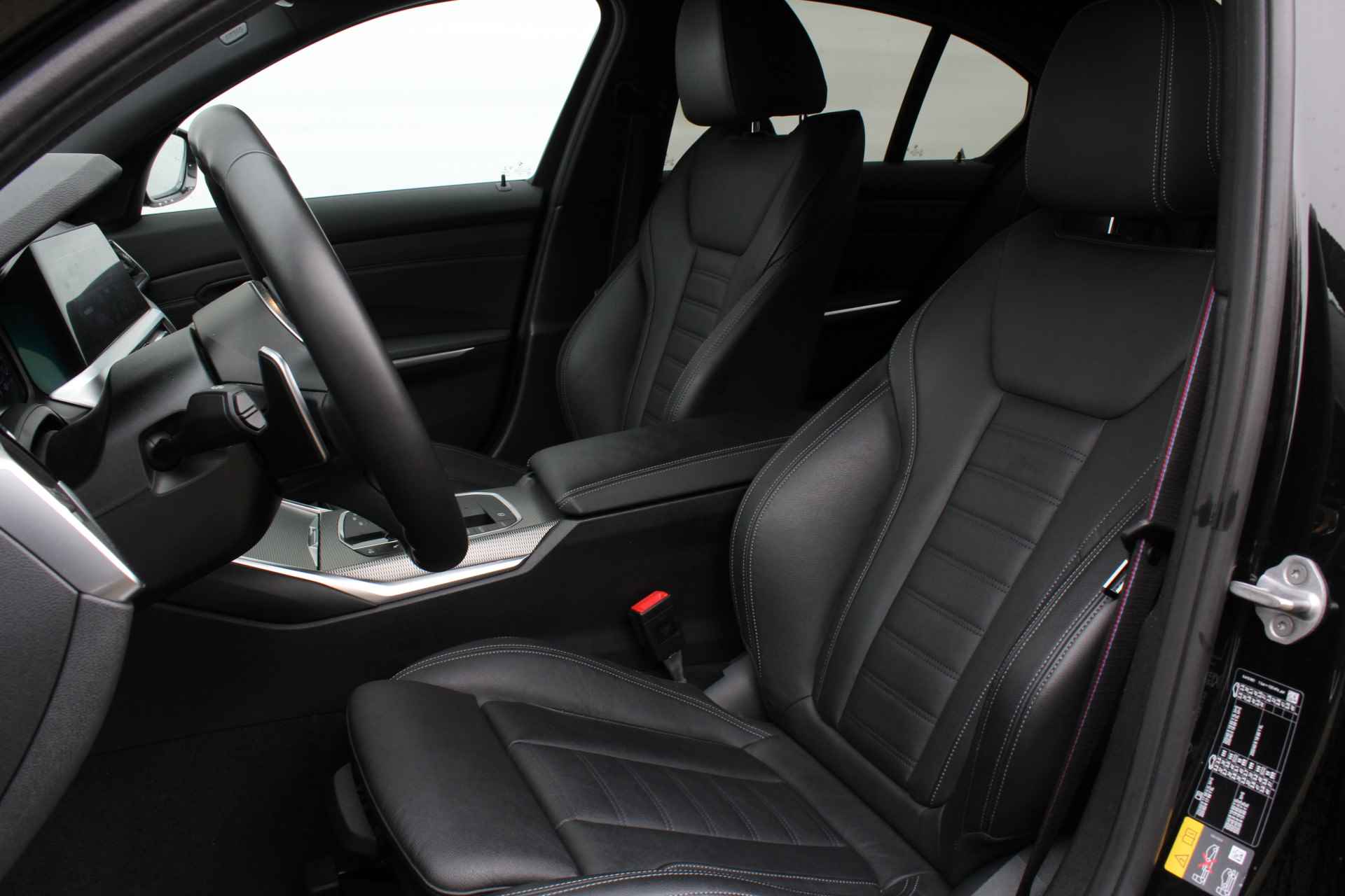 BMW 3-serie 330e High Executive M Sport Automaat / Sportstoelen / Stoelverwarming / LED / Parking Assistant / Head-Up / Live Cockpit Professional / Active Cruise Control - 11/28