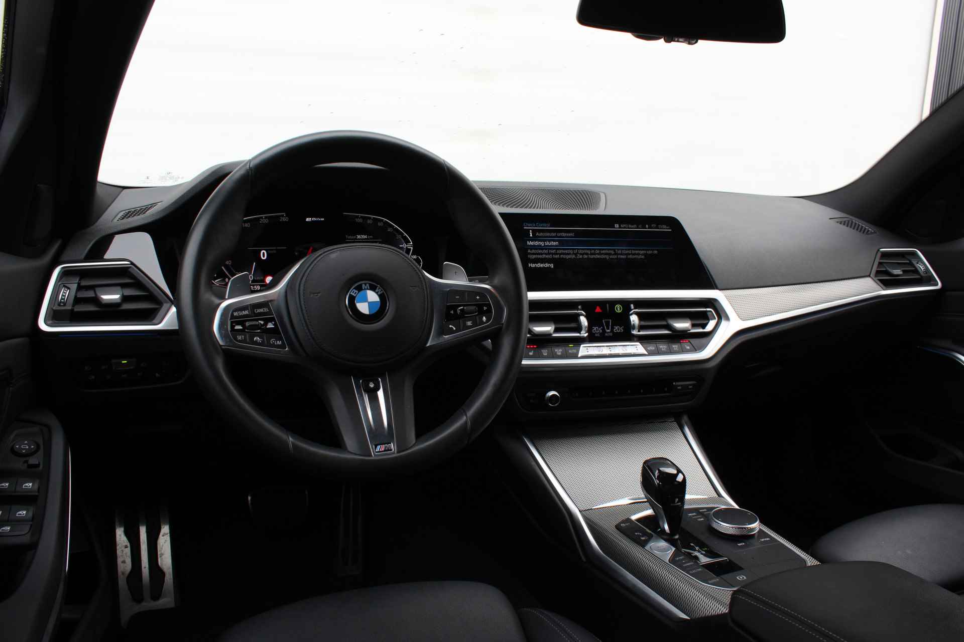 BMW 3-serie 330e High Executive M Sport Automaat / Sportstoelen / Stoelverwarming / LED / Parking Assistant / Head-Up / Live Cockpit Professional / Active Cruise Control - 27/28