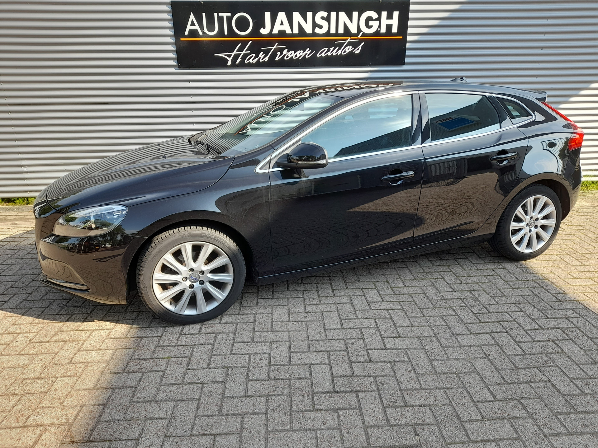 Volvo V40 2.0!! T3 Nordic+ | Clima | Cruise | LM Velgen | Navigatie | Trekhaak | RIJKLAARPRIJS INCL 12 MAANDEN GARANTIE EN BEURT