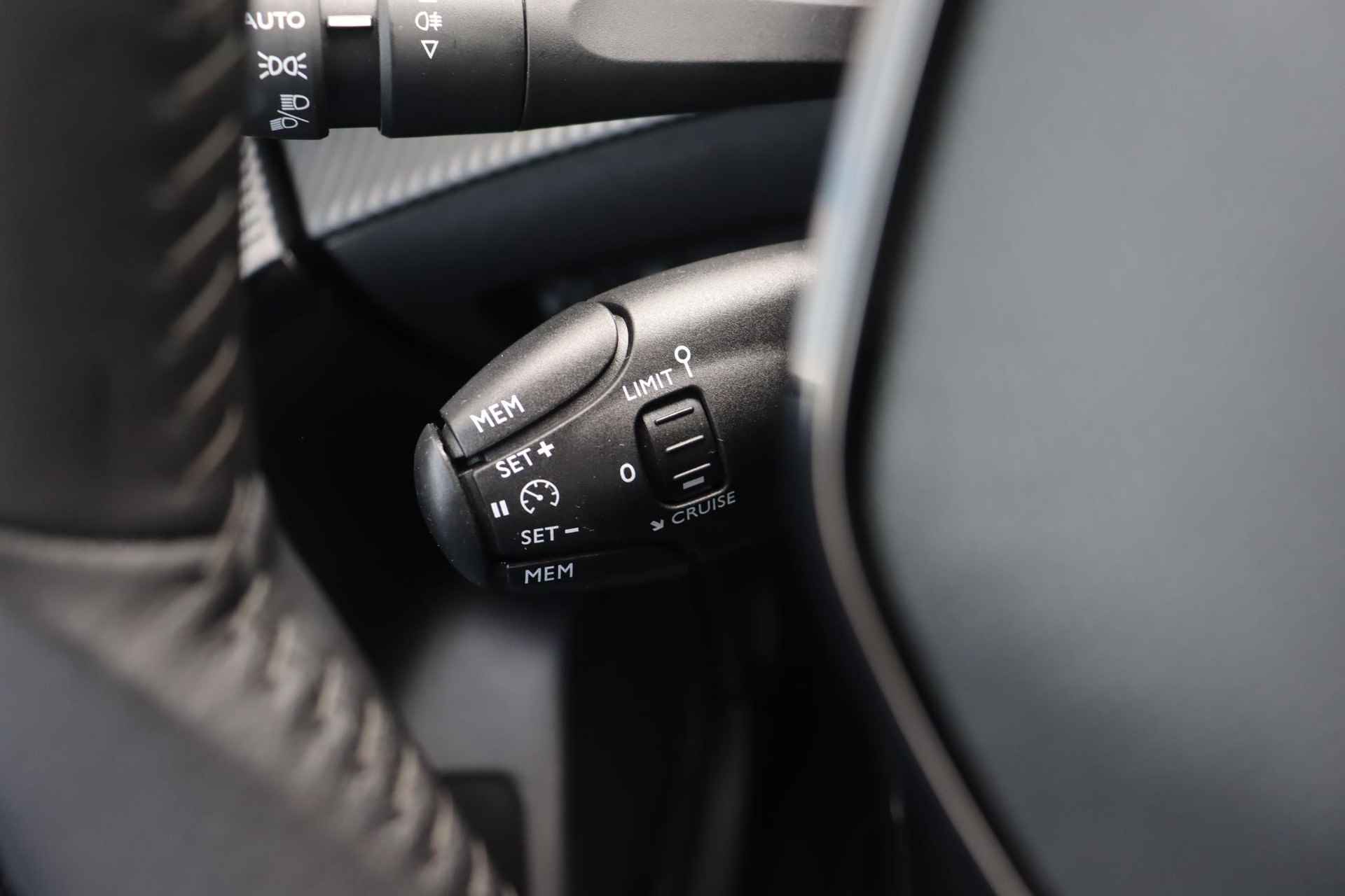 Peugeot 208 1.2 PureTech Allure Pack * Stoelverwarming *  Apple CarPlay Android Auto * - 18/47