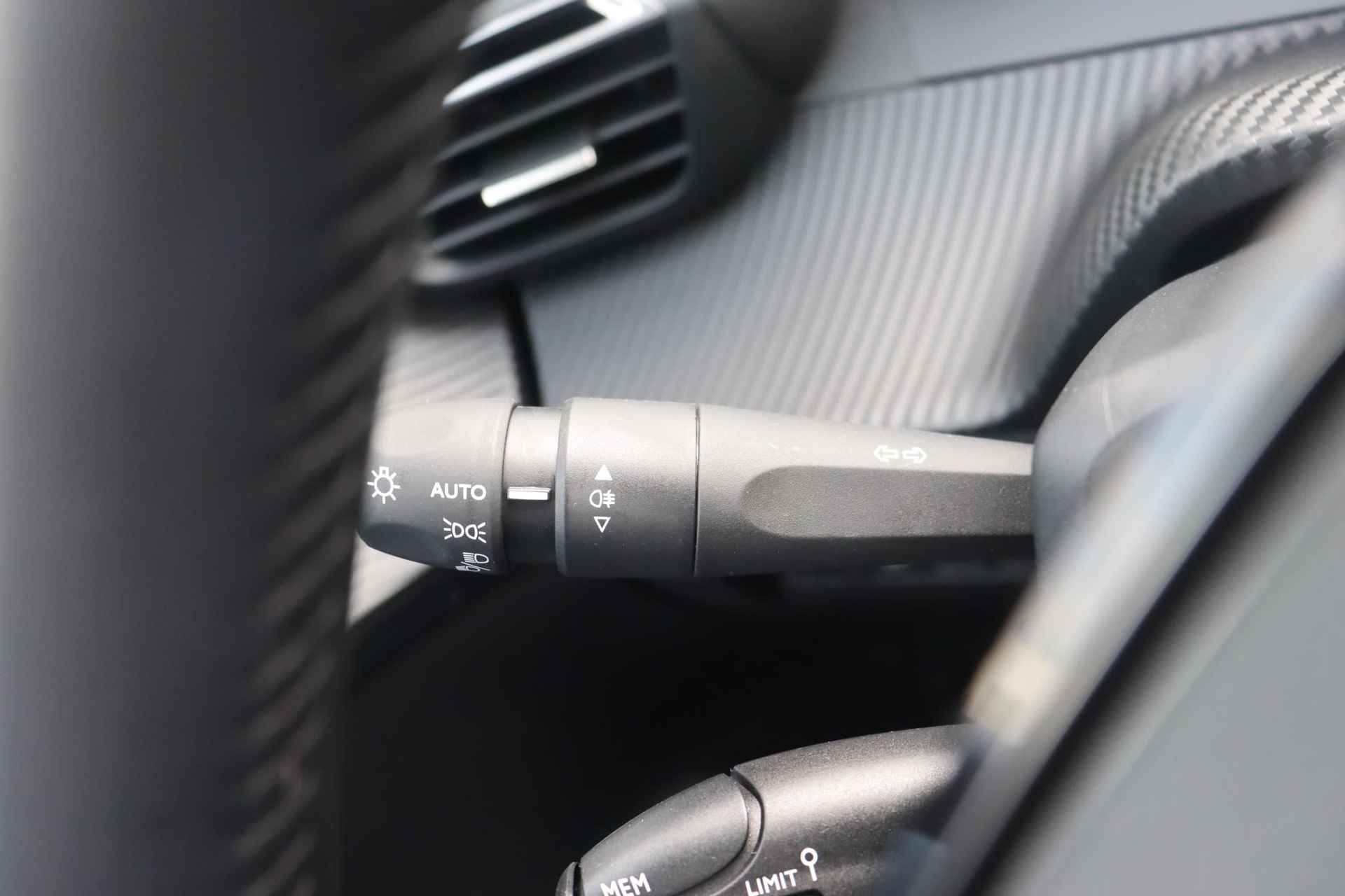 Peugeot 208 1.2 PureTech Allure Pack * Stoelverwarming *  Apple CarPlay Android Auto * - 19/47