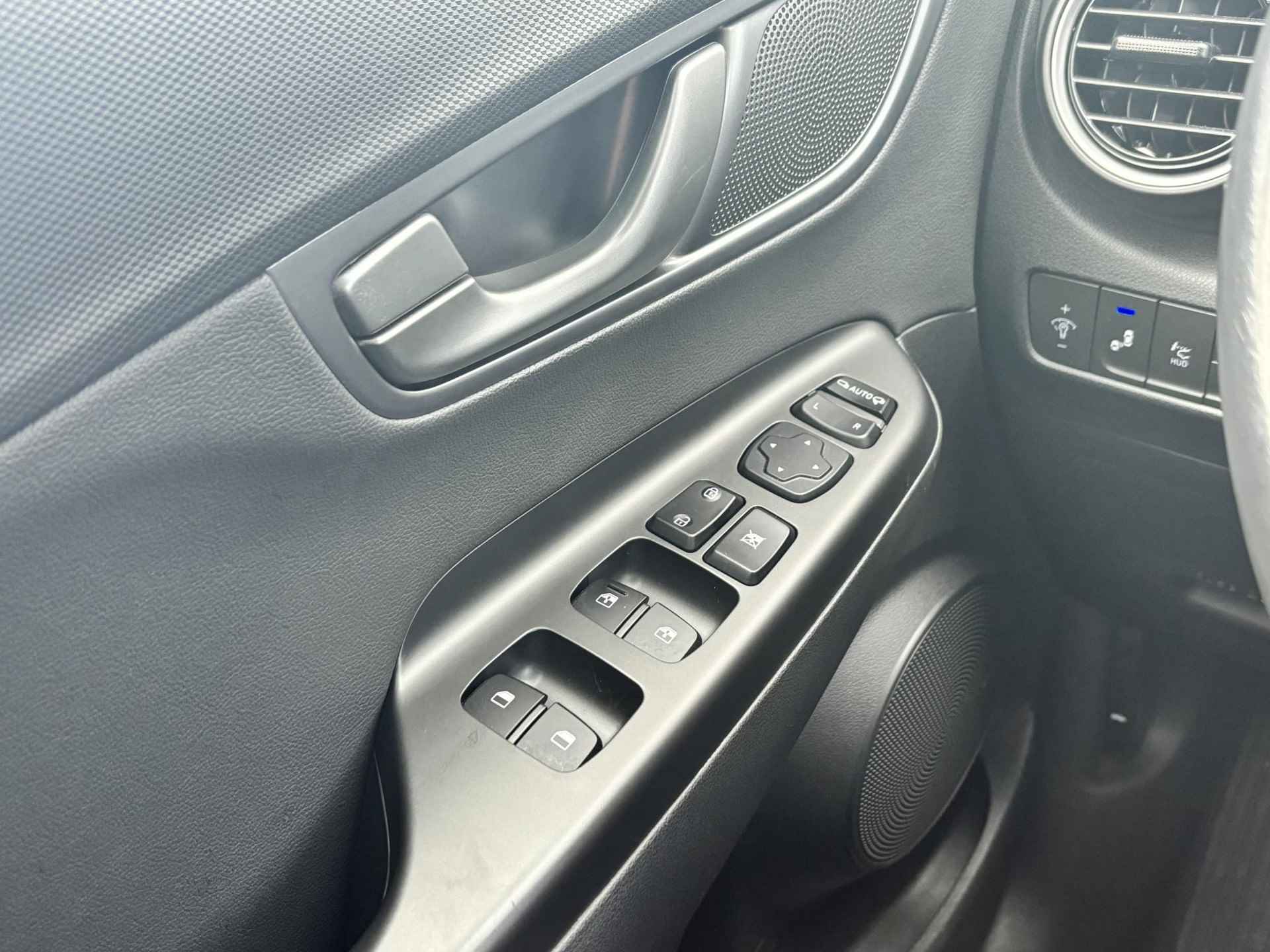 Hyundai Kona EV Premium 64 kWh / Electronic Climate Control / Apple Carplay & Android Auto / Navigatie / Lederen Bekleding / Automaat - 25/33