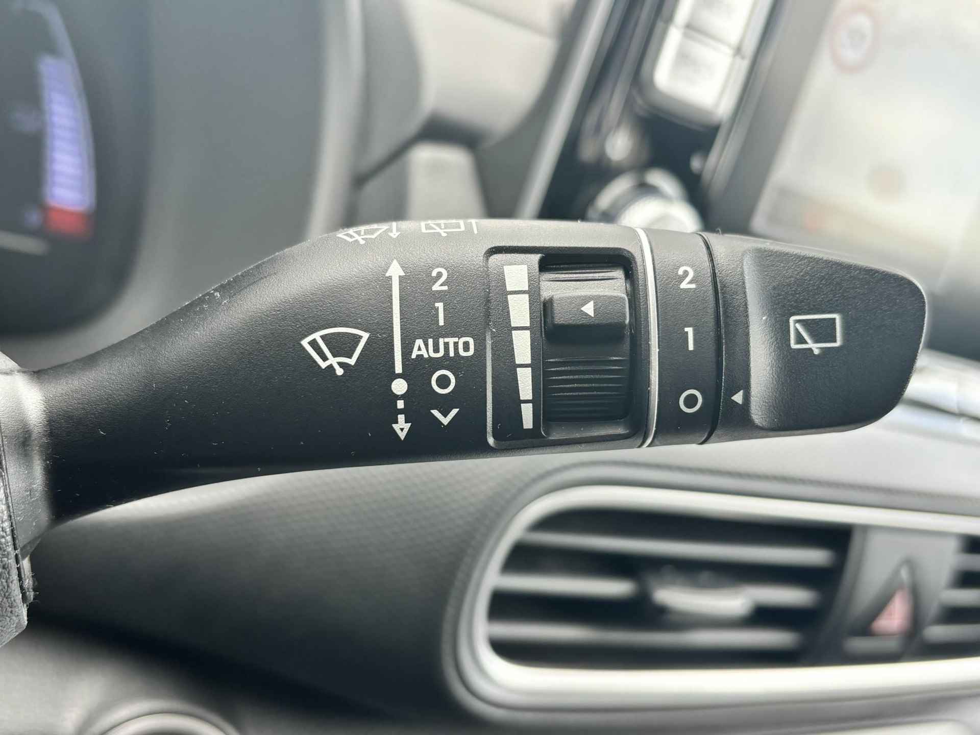 Hyundai Kona EV Premium 64 kWh / Electronic Climate Control / Apple Carplay & Android Auto / Navigatie / Lederen Bekleding / Automaat - 27/33