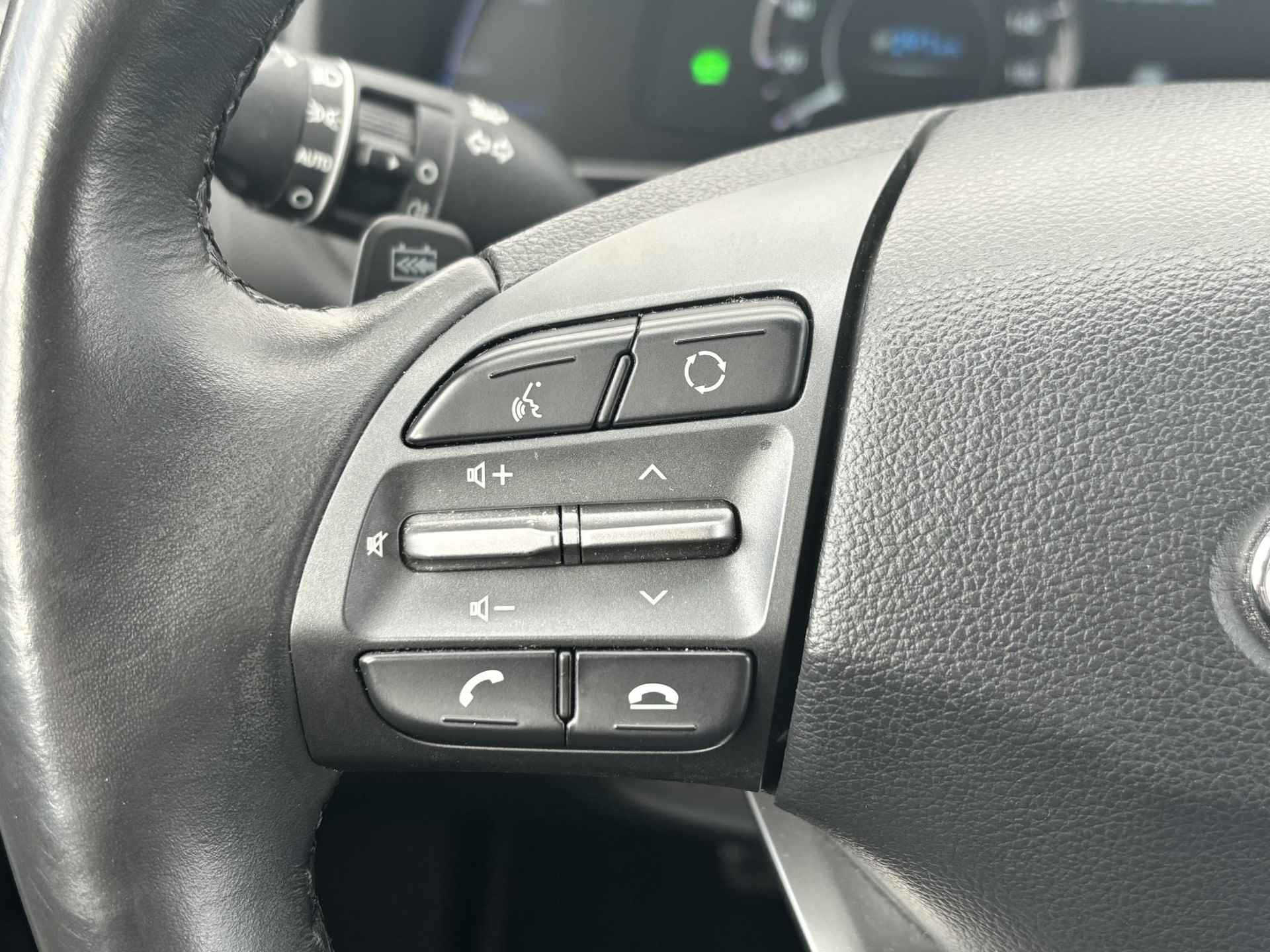 Hyundai Kona EV Premium 64 kWh / Electronic Climate Control / Apple Carplay & Android Auto / Navigatie / Lederen Bekleding / Automaat - 28/33
