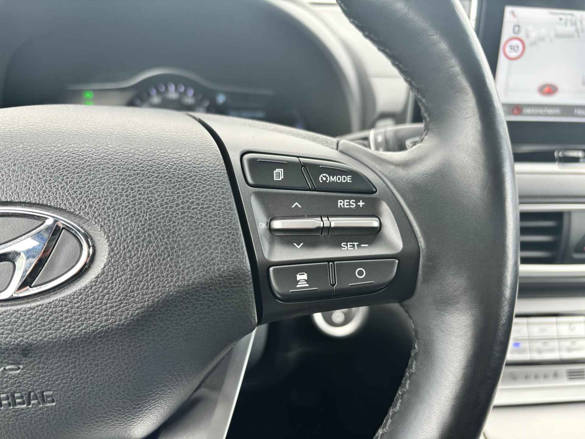 Hyundai Kona EV Premium 64 kWh / Electronic Climate Control / Apple Carplay & Android Auto / Navigatie / Lederen Bekleding / Automaat - 30/33