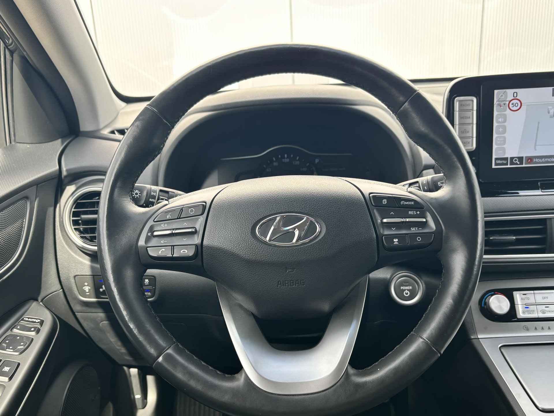 Hyundai Kona EV Premium 64 kWh / Electronic Climate Control / Apple Carplay & Android Auto / Navigatie / Lederen Bekleding / Automaat - 2/33