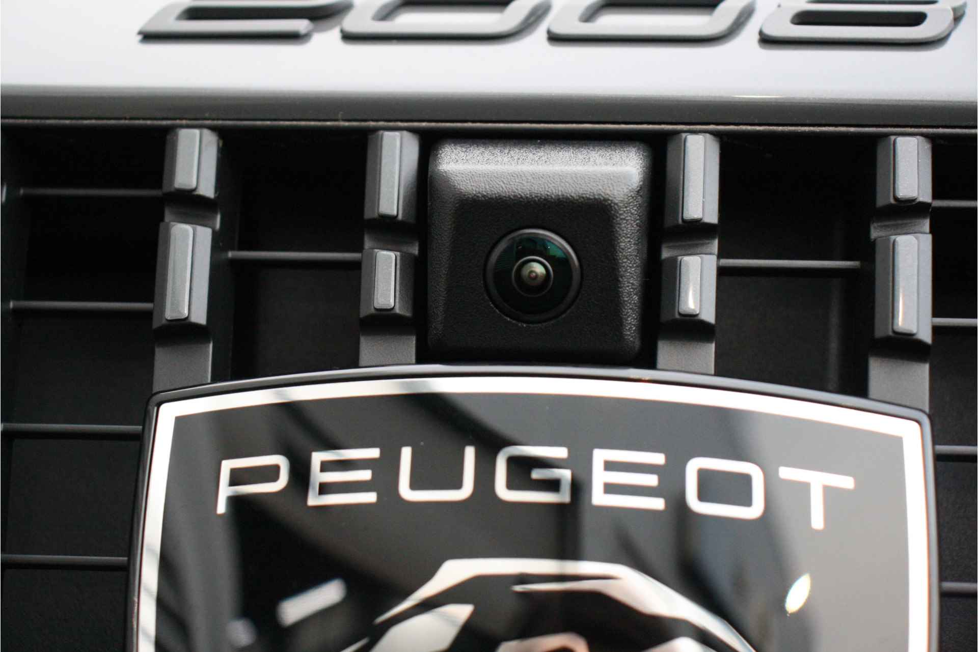Peugeot e-2008 EV ALLURE 54 KWH 157PK / NAVI / LEDER / CLIMA / LED / PDC / 17" LMV / CAMERA / KEYLESS / WINTERPAKKET / DIRECT LEVERBAAR / €7.00 - 18/42