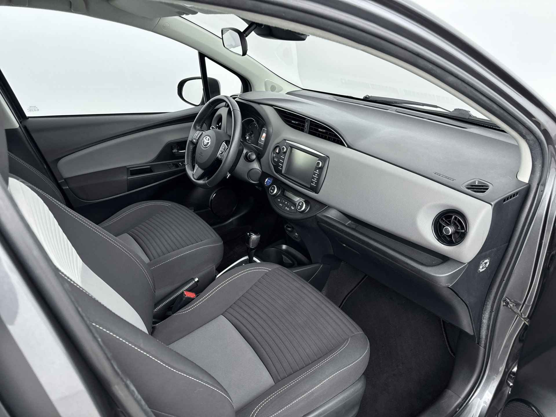 Toyota Yaris 1.5 Hybrid Executive Limited | Licht- Regensensor | Lichtmetalen velgen | Navigatiesysteem | Cruise Control | - 29/41