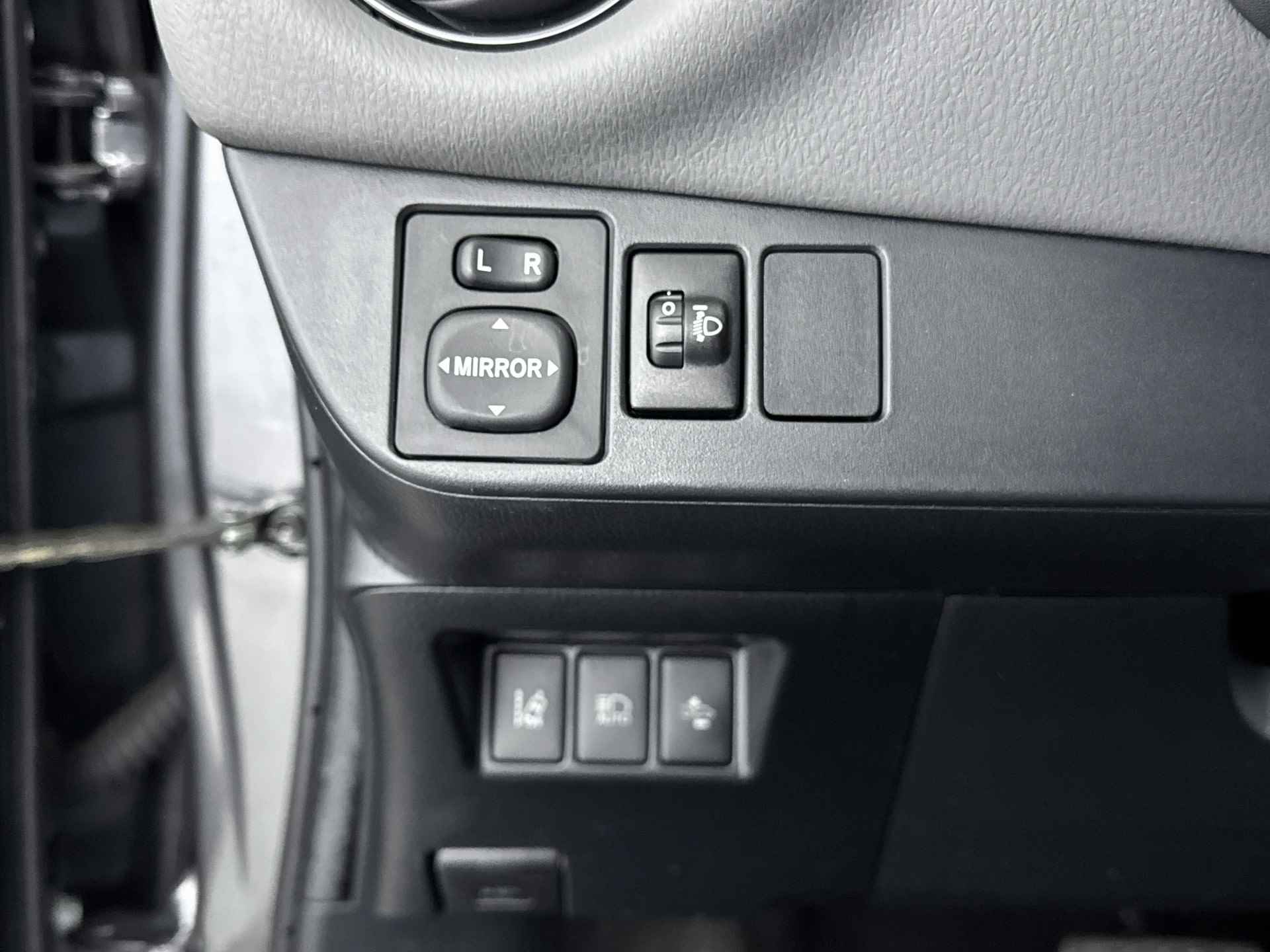 Toyota Yaris 1.5 Hybrid Executive Limited | Licht- Regensensor | Lichtmetalen velgen | Navigatiesysteem | Cruise Control | - 32/41
