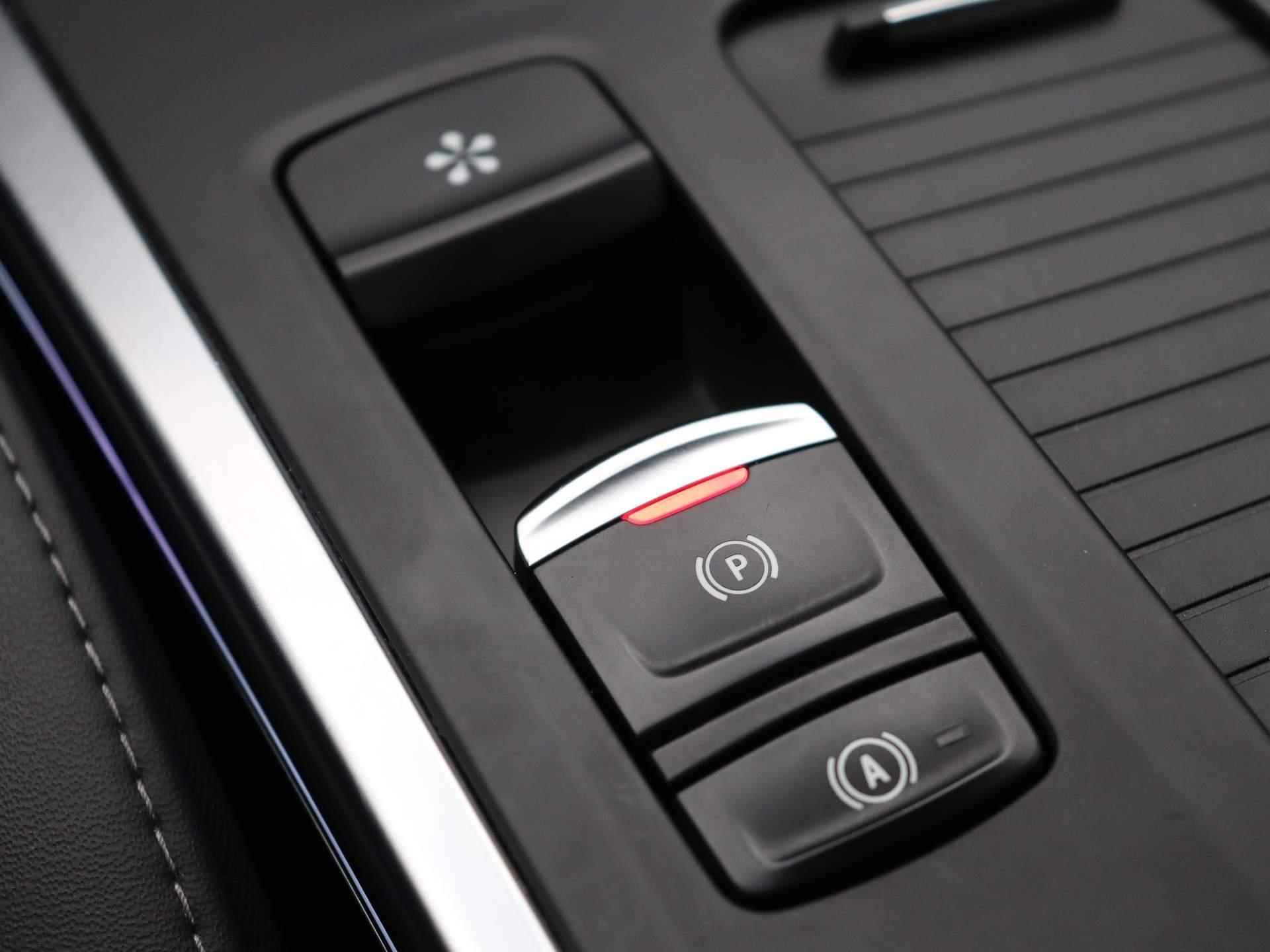 Renault Mégane Estate TCe 140pk Intens | Parkeersensoren | Apple/Android Carplay | Navigatie | - 30/40