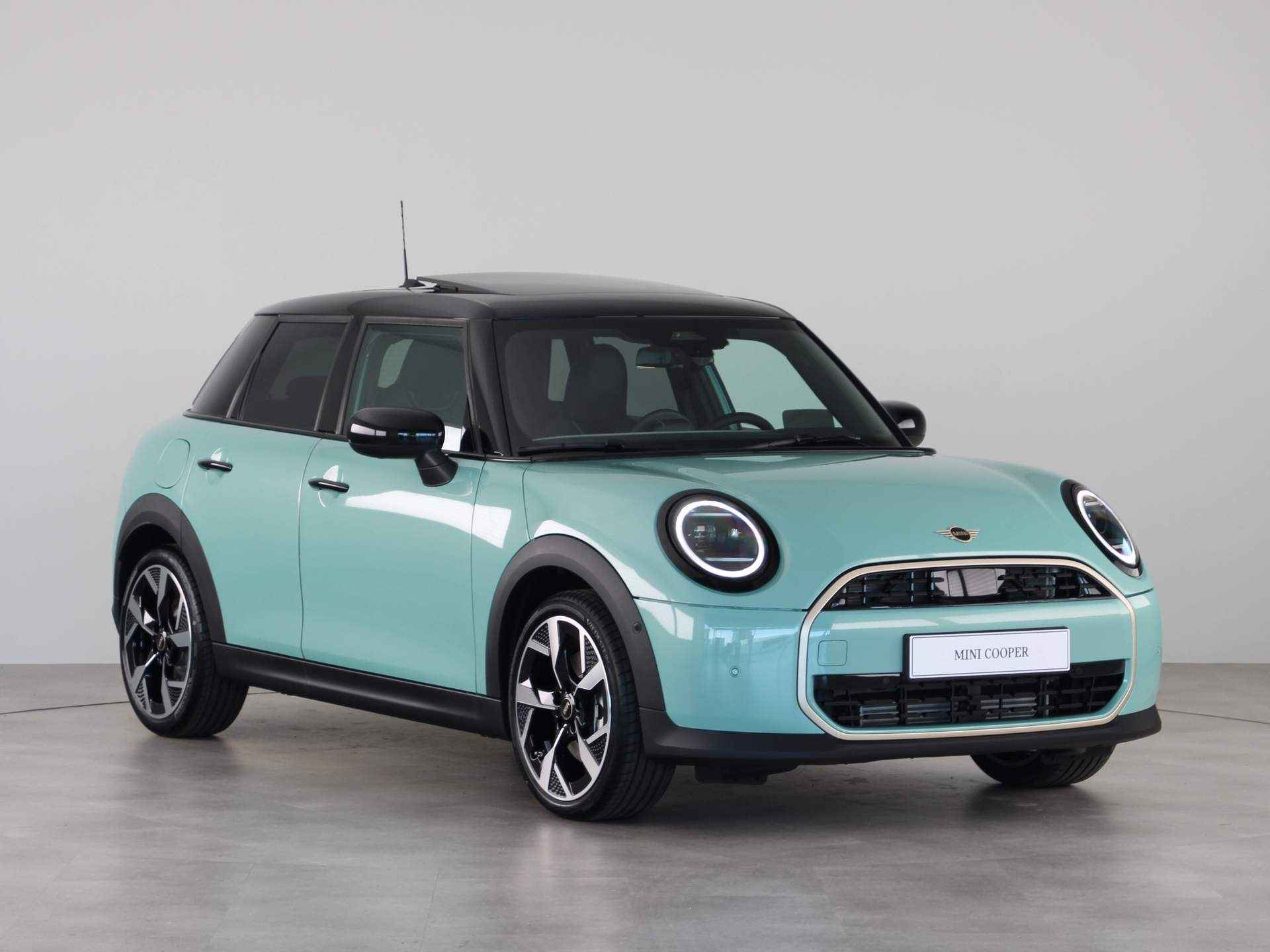 MINI Cooper 5-deurs C Favoured Pakket M PRIVATE LEASE EUR 590,- (48 mnd/10.000 km) - 8/26