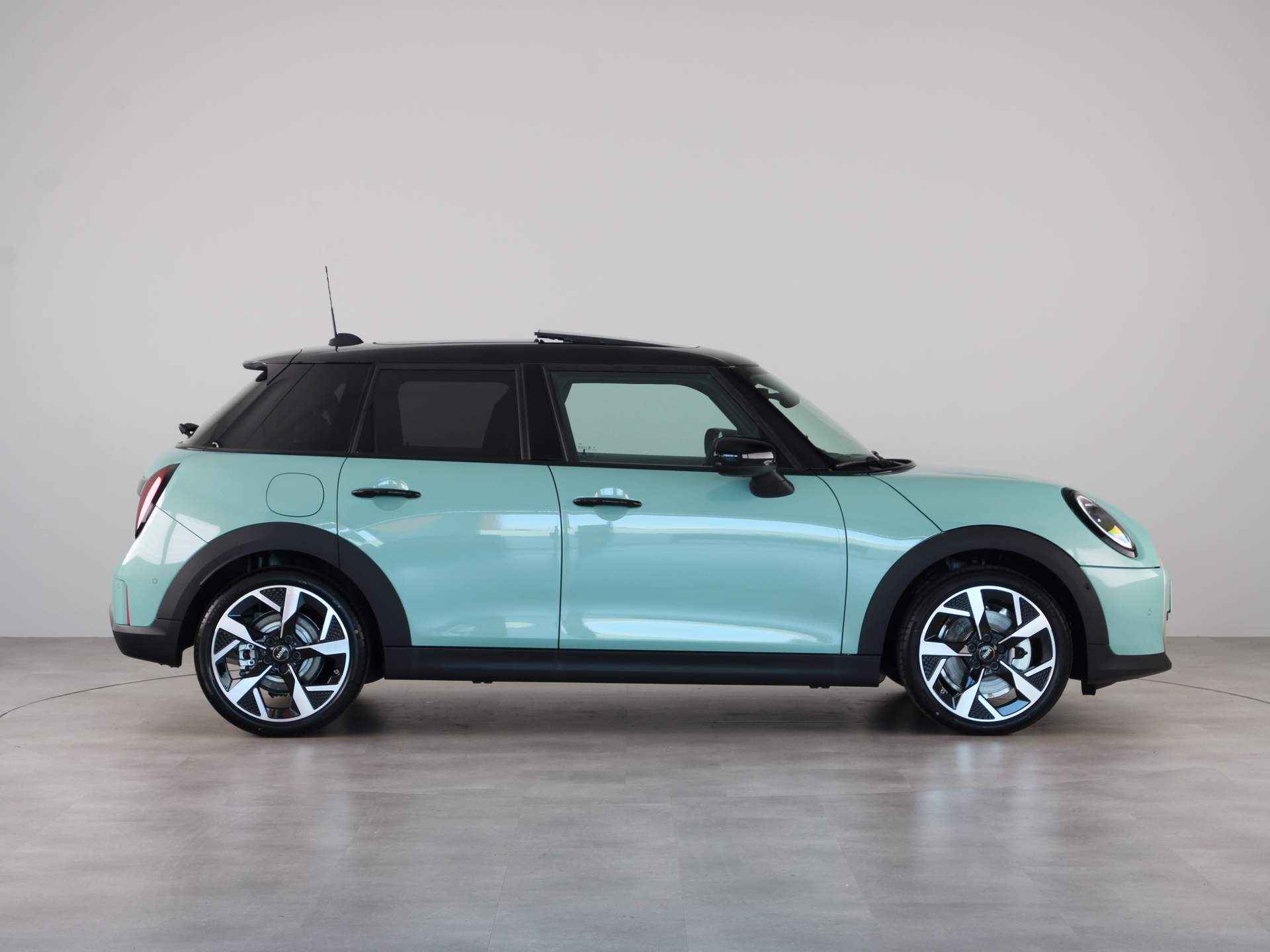 MINI Cooper 5-deurs C Favoured Pakket M PRIVATE LEASE EUR 590,- (48 mnd/10.000 km) - 9/26