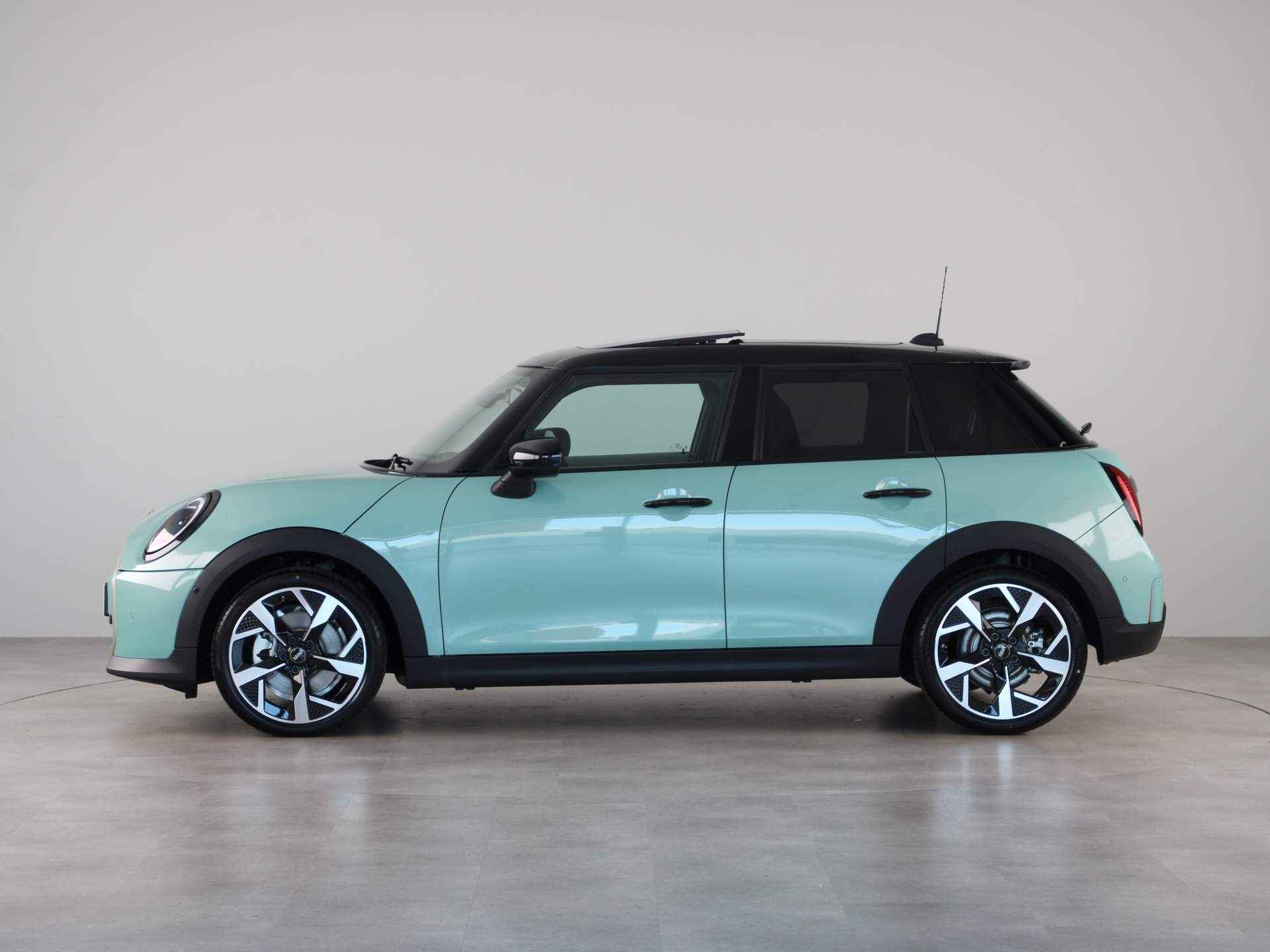 MINI Cooper 5-deurs C Favoured Pakket M PRIVATE LEASE EUR 590,- (48 mnd/10.000 km) - 13/26