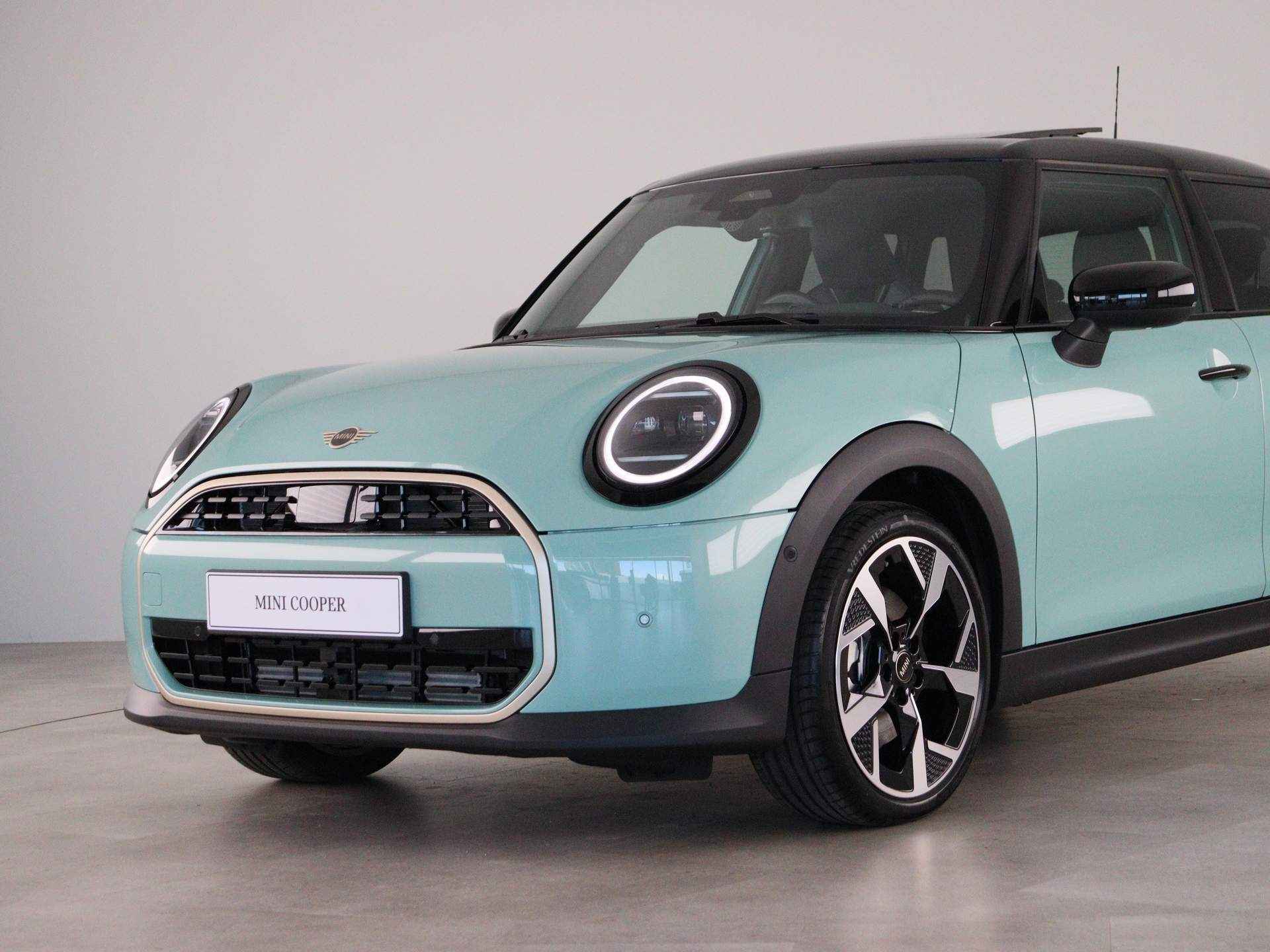 MINI Cooper 5-deurs C Favoured Pakket M PRIVATE LEASE EUR 590,- (48 mnd/10.000 km) - 21/26