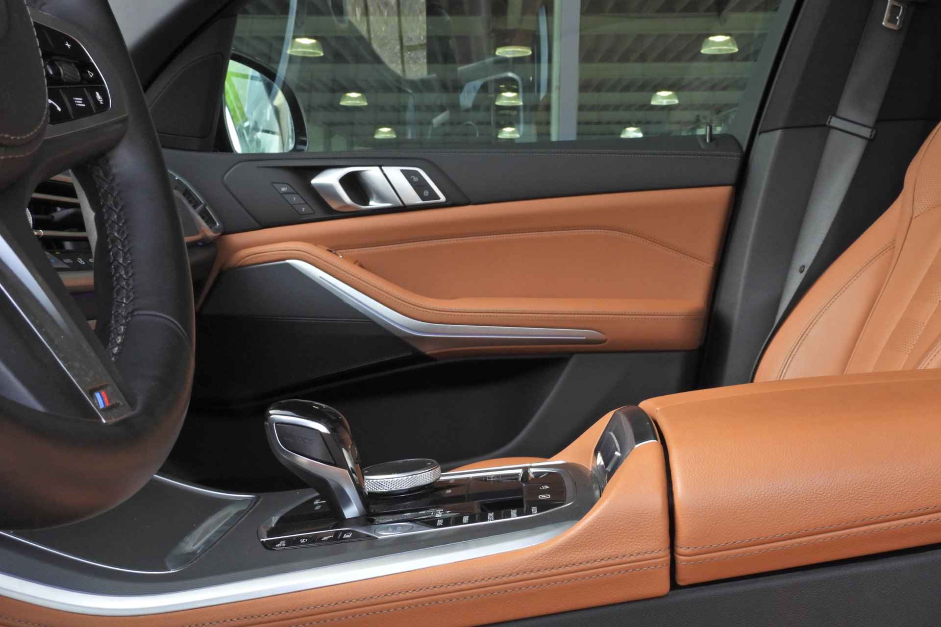 BMW X5 xDrive45e High Executive M Sport Automaat / Panoramadak / Trekhaak / Parking Assistant Plus / Head-Up / Comfort Access / Comfortstoelen / Leder - 24/42
