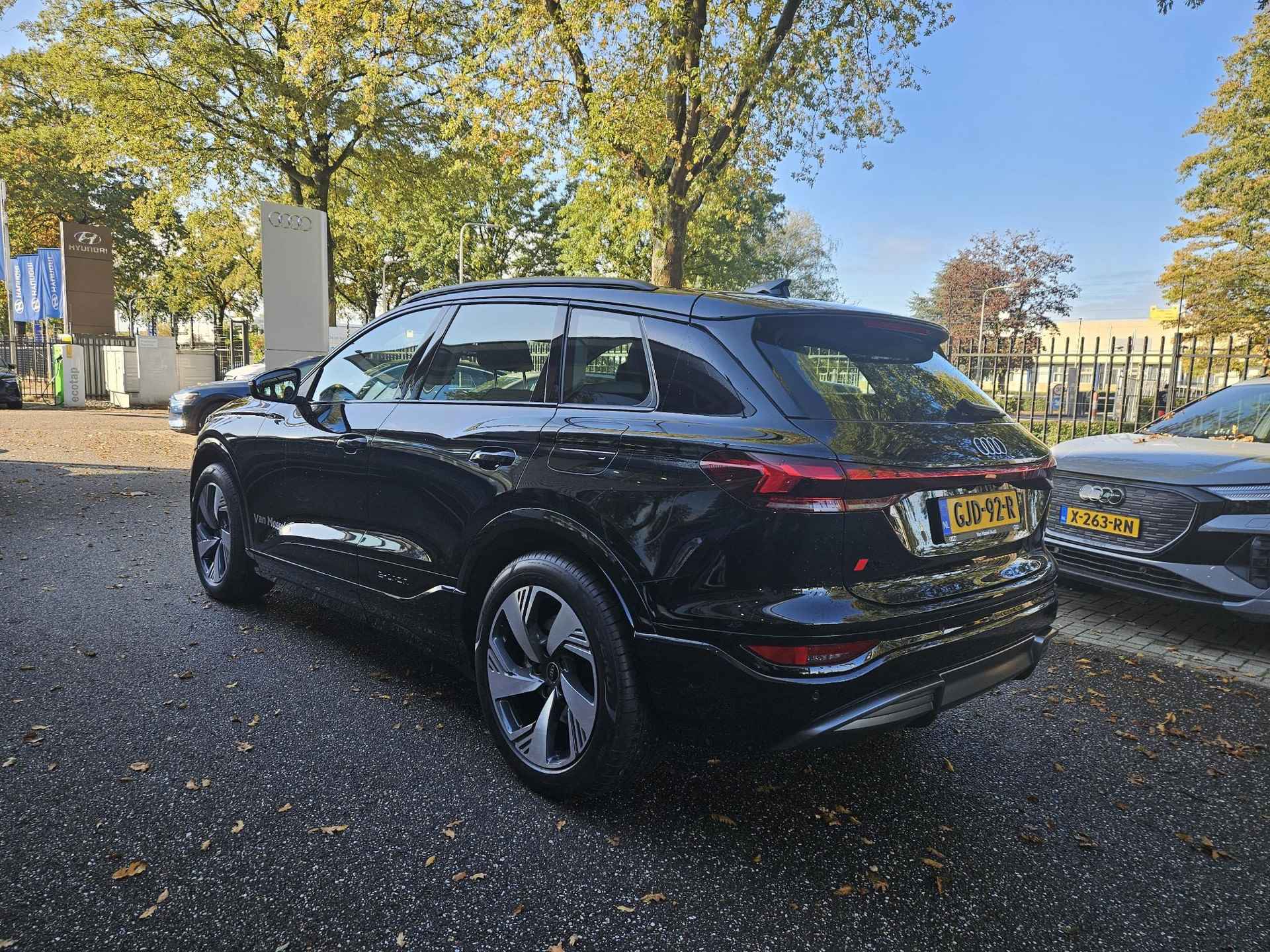 Audi Q6 e-tron Advanced edition 100 kWh | Navigatie | Camera | Adaptive Cruise Control | Climate Control | Stoelverwarming | Lederen - kunstlederen stoelen | Virtual Cockpit | LED | Lichtmetalen velgen | Warmtepomp | Sportstoelen | MMI bijrijdersscherm | - 4/12