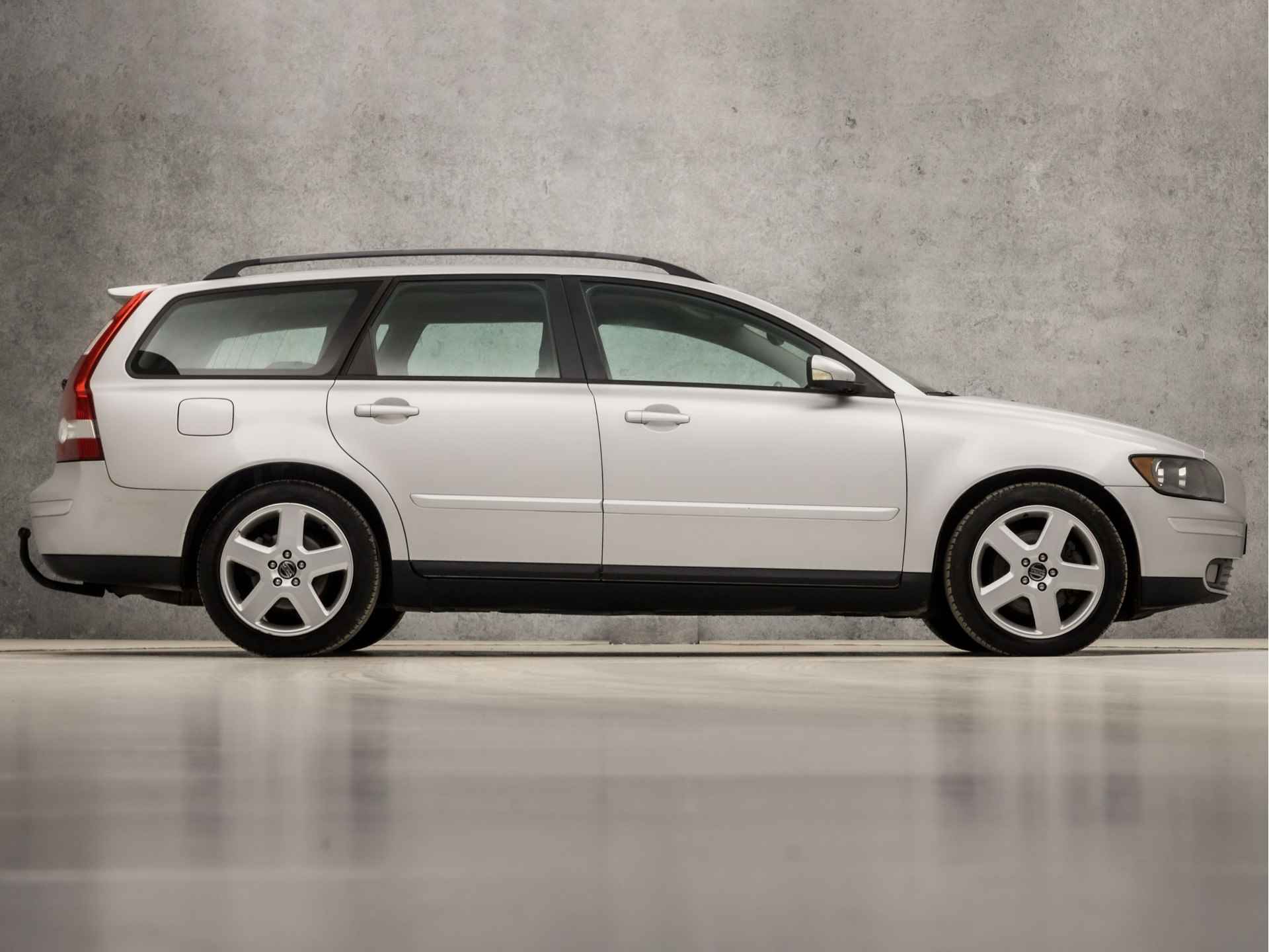 Volvo V50 2.4 Elite Sport Automaat (YOUNGTIMER, 5 CILINDER, TREKHAAK, CRUISE CONTROL, ELEK PAKKET, NIEUWSTAAT) - 4/31