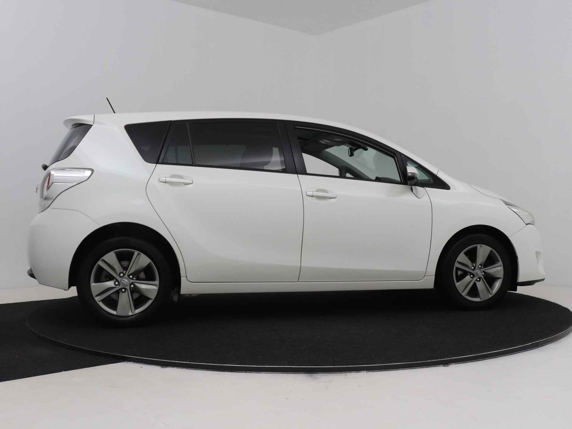 Toyota Verso 1.8 VVT-i Dynamic Business 7p. | Panoramadak | Navigatie | Climate Control | Stoelverwarming | - 15/48