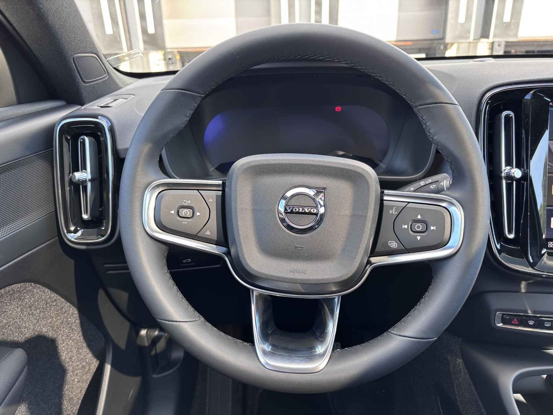 Volvo C40 Single Motor Extended Range Plus 82 kWh, Keyless Entry, Elektrisch Bedienbare Achterklep, Extra Getint Glas Achter, Vast Glazen Panoramadak, Adaptieve Cruise Control Met Pilot Assist, Verwarmbare Voorstoelen, Stuurwielverwarming, Google Services - 8/17