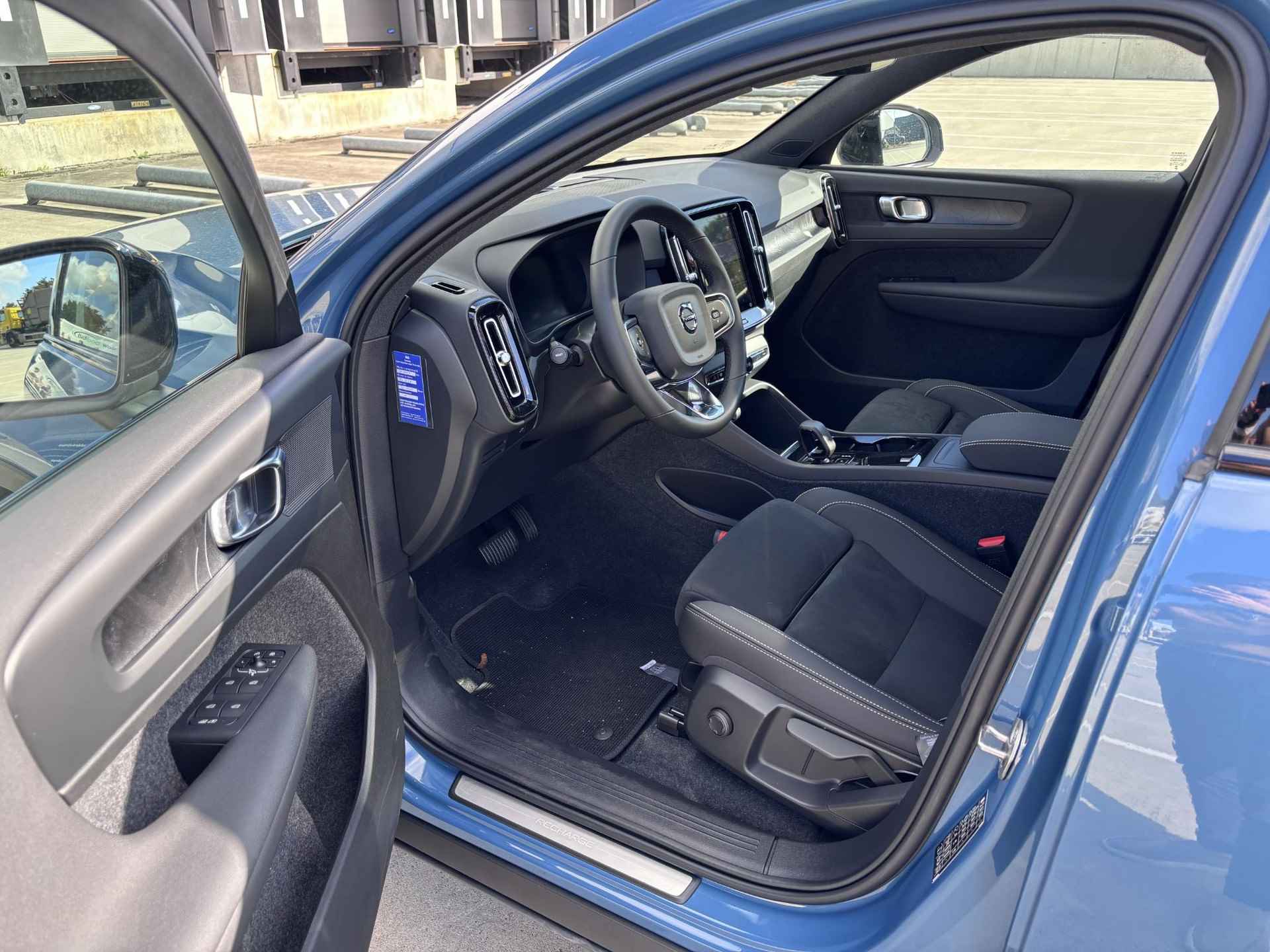 Volvo C40 Single Motor Extended Range Plus 82 kWh, Keyless Entry, Elektrisch Bedienbare Achterklep, Extra Getint Glas Achter, Vast Glazen Panoramadak, Adaptieve Cruise Control Met Pilot Assist, Verwarmbare Voorstoelen, Stuurwielverwarming, Google Services - 11/17