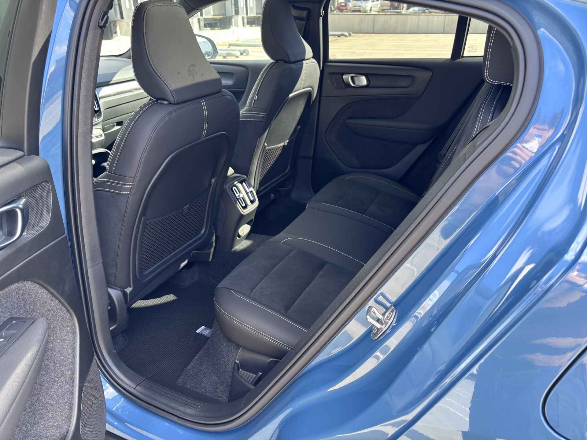 Volvo C40 Single Motor Extended Range Plus 82 kWh, Keyless Entry, Elektrisch Bedienbare Achterklep, Extra Getint Glas Achter, Vast Glazen Panoramadak, Adaptieve Cruise Control Met Pilot Assist, Verwarmbare Voorstoelen, Stuurwielverwarming, Google Services - 14/17