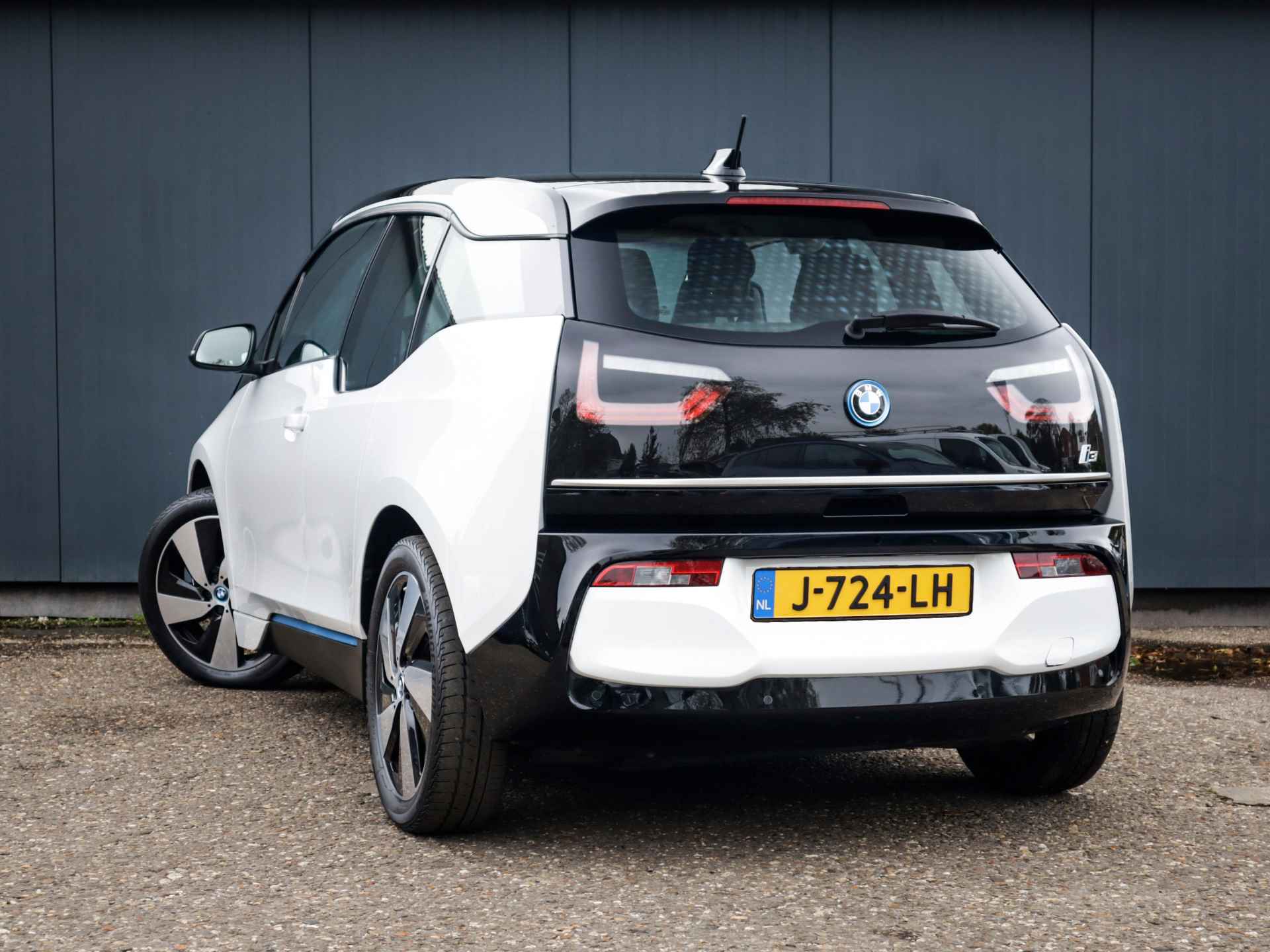 BMW i3 Basis 120Ah 42 kWh 1e-Eig, Keurig-Onderh, 12-Mnd-BOVAG, NL-Auto, Warmtepomp, Cruisecontrol, Keyless-Start, Parkeersensoren, Navigatie, Airco, Bluetooth, Stoelverwarming, Licht-Zicht-Pakket, Lm-Velgen-19Inch, Privacy-Glas - 40/43