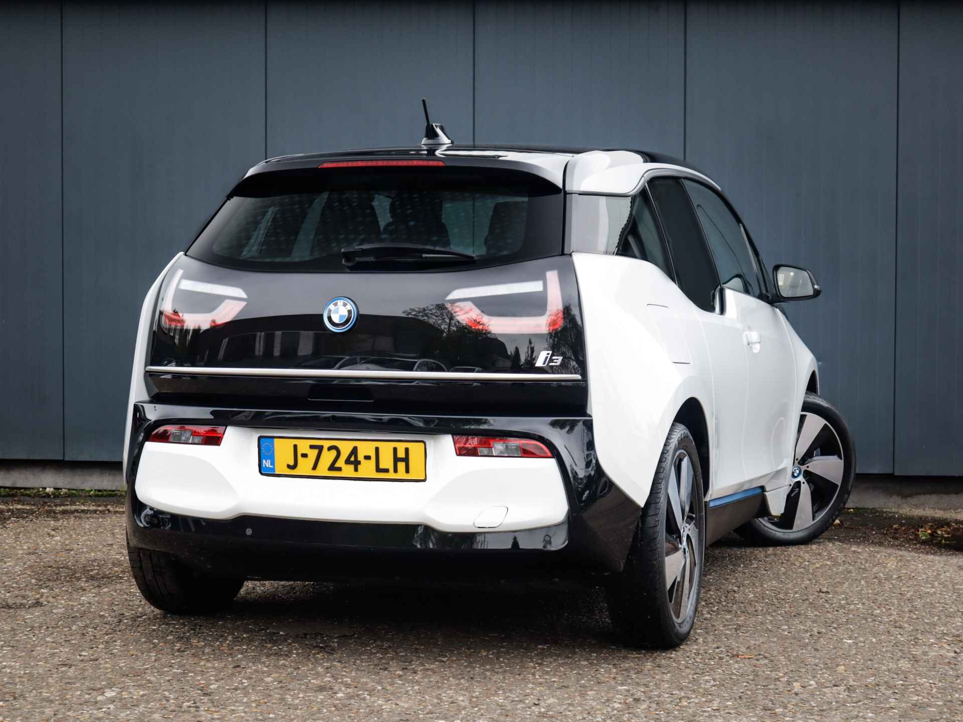 BMW i3 Basis 120Ah 42 kWh 1e-Eig, Keurig-Onderh, 12-Mnd-BOVAG, NL-Auto, Warmtepomp, Cruisecontrol, Keyless-Start, Parkeersensoren, Navigatie, Airco, Bluetooth, Stoelverwarming, Licht-Zicht-Pakket, Lm-Velgen-19Inch, Privacy-Glas - 4/43