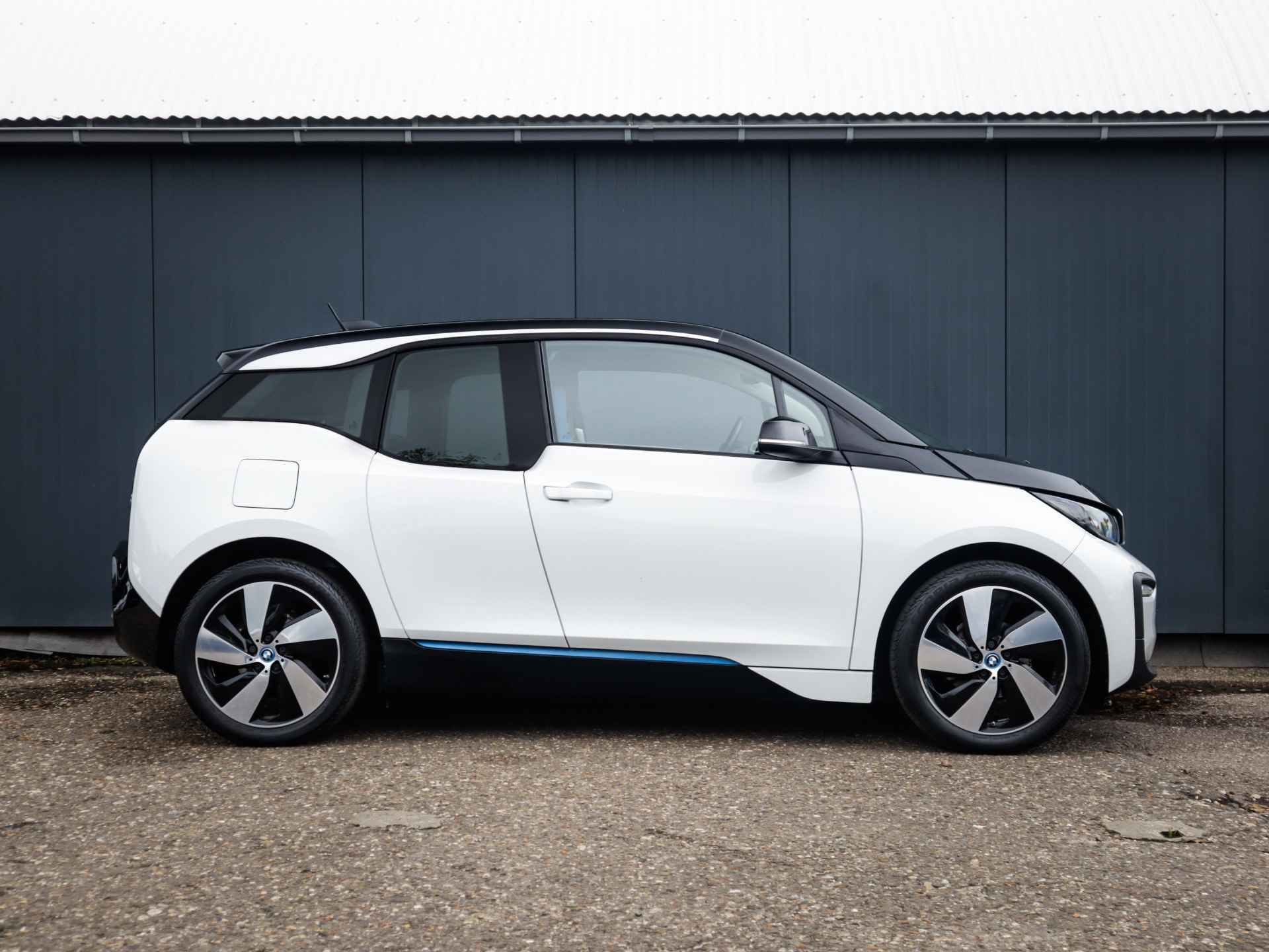 BMW i3 Basis 120Ah 42 kWh 1e-Eig, Keurig-Onderh, 12-Mnd-BOVAG, NL-Auto, Warmtepomp, Cruisecontrol, Keyless-Start, Parkeersensoren, Navigatie, Airco, Bluetooth, Stoelverwarming, Licht-Zicht-Pakket, Lm-Velgen-19Inch, Privacy-Glas - 5/43