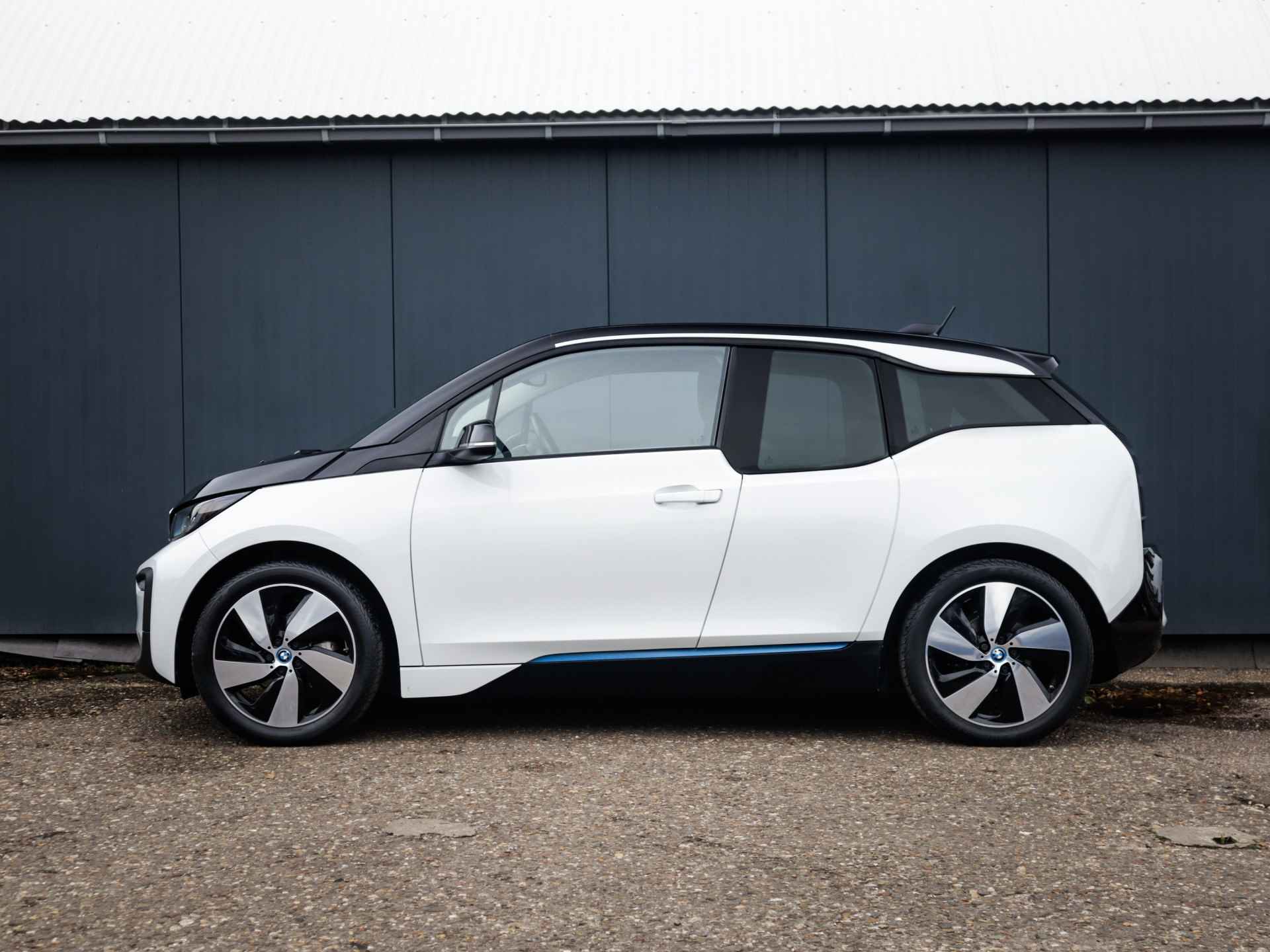 BMW i3 Basis 120Ah 42 kWh 1e-Eig, Keurig-Onderh, 12-Mnd-BOVAG, NL-Auto, Warmtepomp, Cruisecontrol, Keyless-Start, Parkeersensoren, Navigatie, Airco, Bluetooth, Stoelverwarming, Licht-Zicht-Pakket, Lm-Velgen-19Inch, Privacy-Glas - 36/43