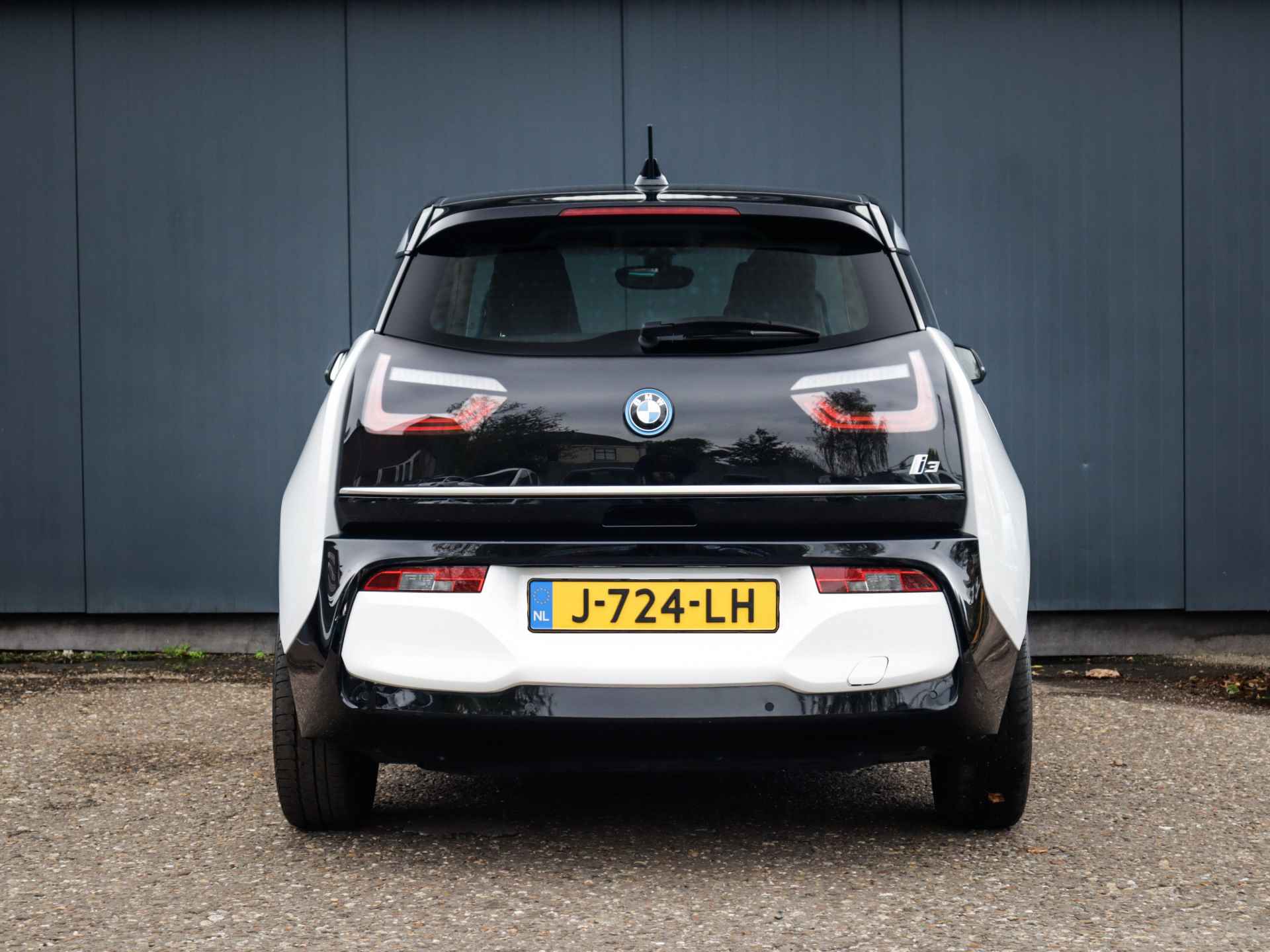 BMW i3 Basis 120Ah 42 kWh 1e-Eig, Keurig-Onderh, 12-Mnd-BOVAG, NL-Auto, Warmtepomp, Cruisecontrol, Keyless-Start, Parkeersensoren, Navigatie, Airco, Bluetooth, Stoelverwarming, Licht-Zicht-Pakket, Lm-Velgen-19Inch, Privacy-Glas - 39/43