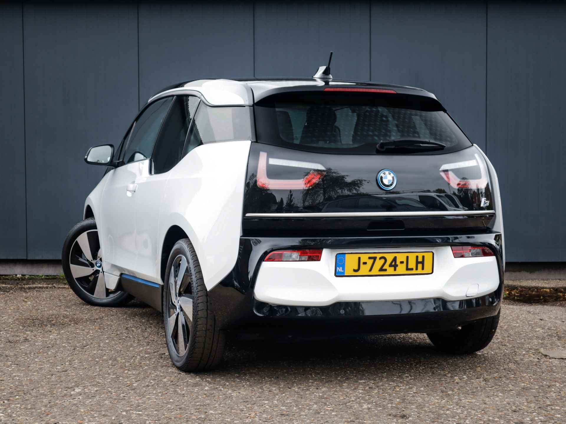 BMW i3 Basis 120Ah 42 kWh 1e-Eig, Keurig-Onderh, 12-Mnd-BOVAG, NL-Auto, Warmtepomp, Cruisecontrol, Keyless-Start, Parkeersensoren, Navigatie, Airco, Bluetooth, Stoelverwarming, Licht-Zicht-Pakket, Lm-Velgen-19Inch, Privacy-Glas - 40/43