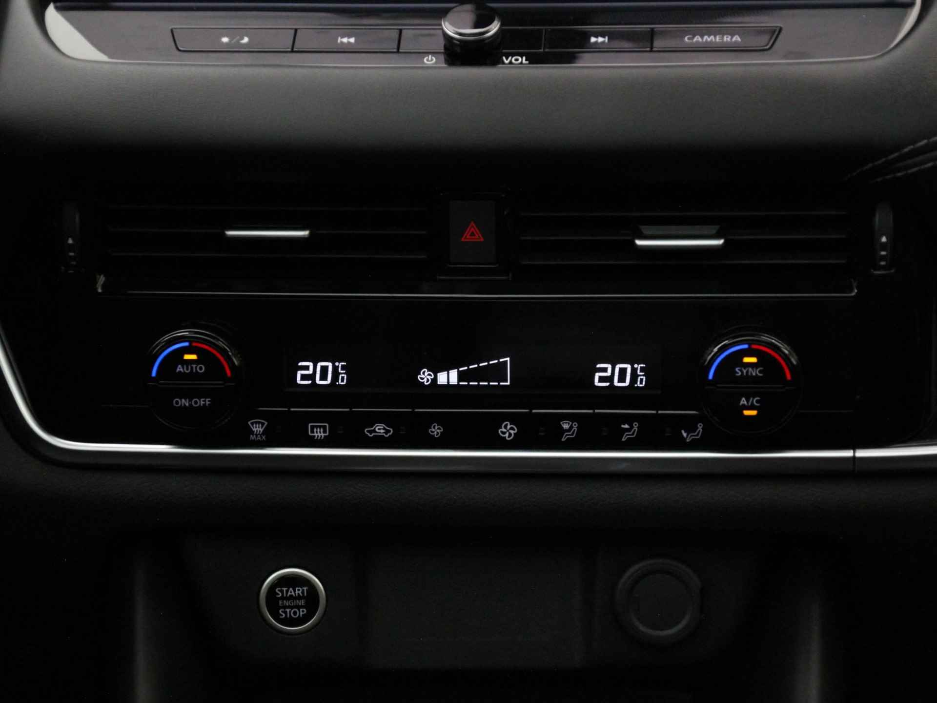 Nissan Qashqai 1.3 MHEV Xtronic N-Connecta Design Pack | Panoramadak | Apple Carplay/Adroid Auto | Adapt. Cruise Control | Dodehoek Detectie | 360° Camera | Rijklaarprijs! - 18/23