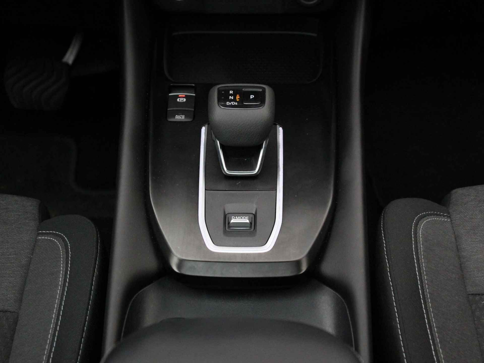 Nissan Qashqai 1.3 MHEV Xtronic N-Connecta Design Pack | Panoramadak | Apple Carplay/Adroid Auto | Adapt. Cruise Control | Dodehoek Detectie | 360° Camera | Rijklaarprijs! - 19/23