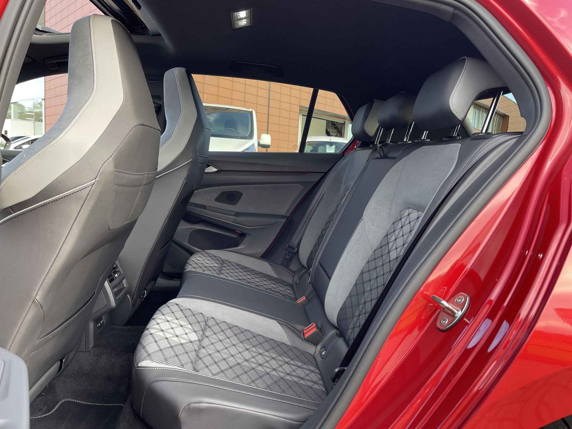 Volkswagen Golf 1.5 eTSI R-Line | Panoramadak | Harman/Kardon | Sportstoelen | Full-LED | Navigatie | Apple Carplay/Android Auto | Dodehoek | Park. Assist | Rijklaarprijs! - 12/33