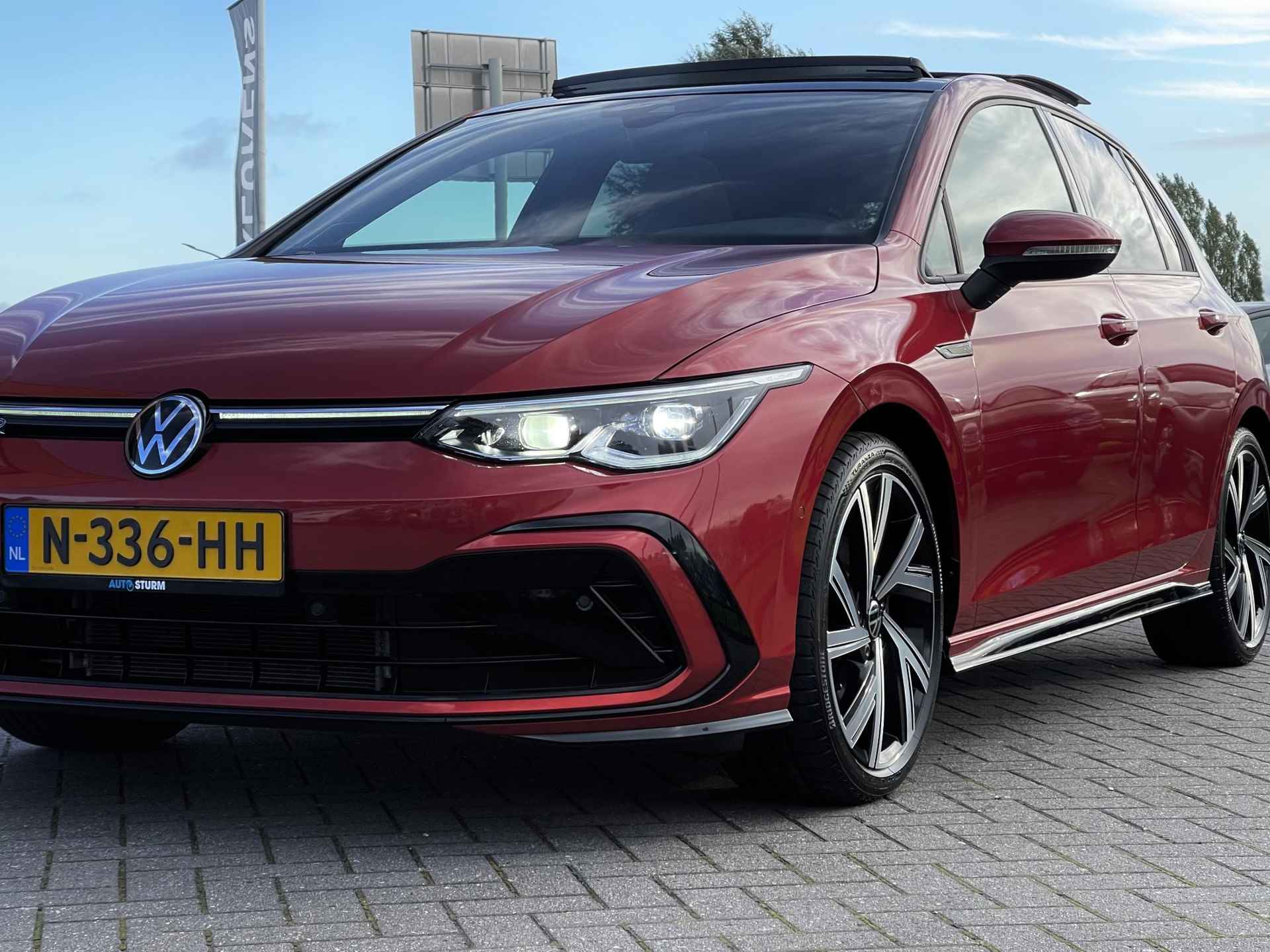 Volkswagen Golf 1.5 eTSI R-Line | Panoramadak | Harman/Kardon | Sportstoelen | Full-LED | Navigatie | Apple Carplay/Android Auto | Dodehoek | Park. Assist | Rijklaarprijs! - 22/33