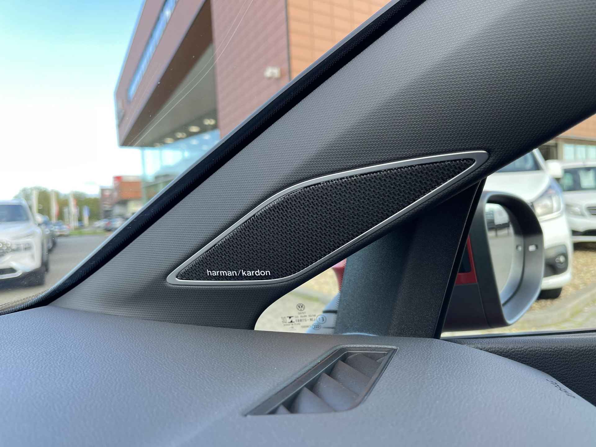 Volkswagen Golf 1.5 eTSI R-Line | Panoramadak | Harman/Kardon | Sportstoelen | Full-LED | Navigatie | Apple Carplay/Android Auto | Dodehoek | Park. Assist | Rijklaarprijs! - 26/33