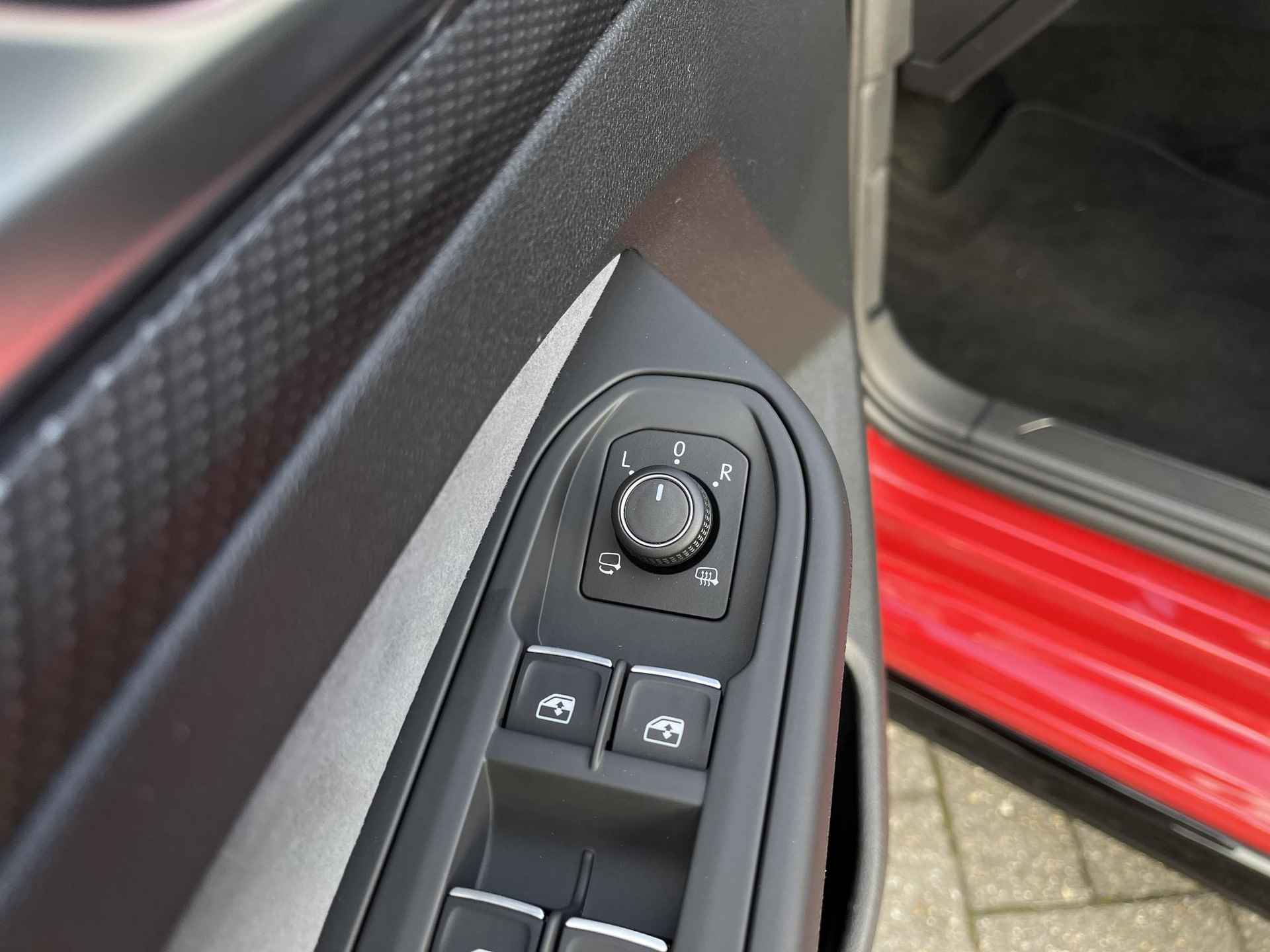 Volkswagen Golf 1.5 eTSI R-Line | Panoramadak | Harman/Kardon | Sportstoelen | Full-LED | Navigatie | Apple Carplay/Android Auto | Dodehoek | Park. Assist | Rijklaarprijs! - 31/33