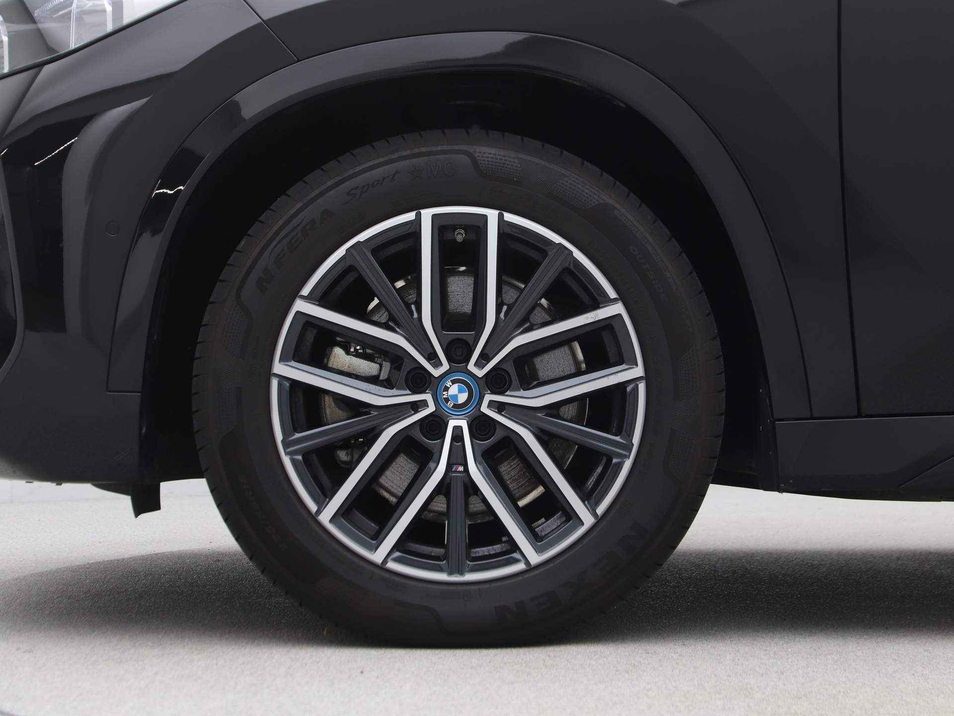 BMW iX1 xDrive30 Launch Edition M Sport - 17/24