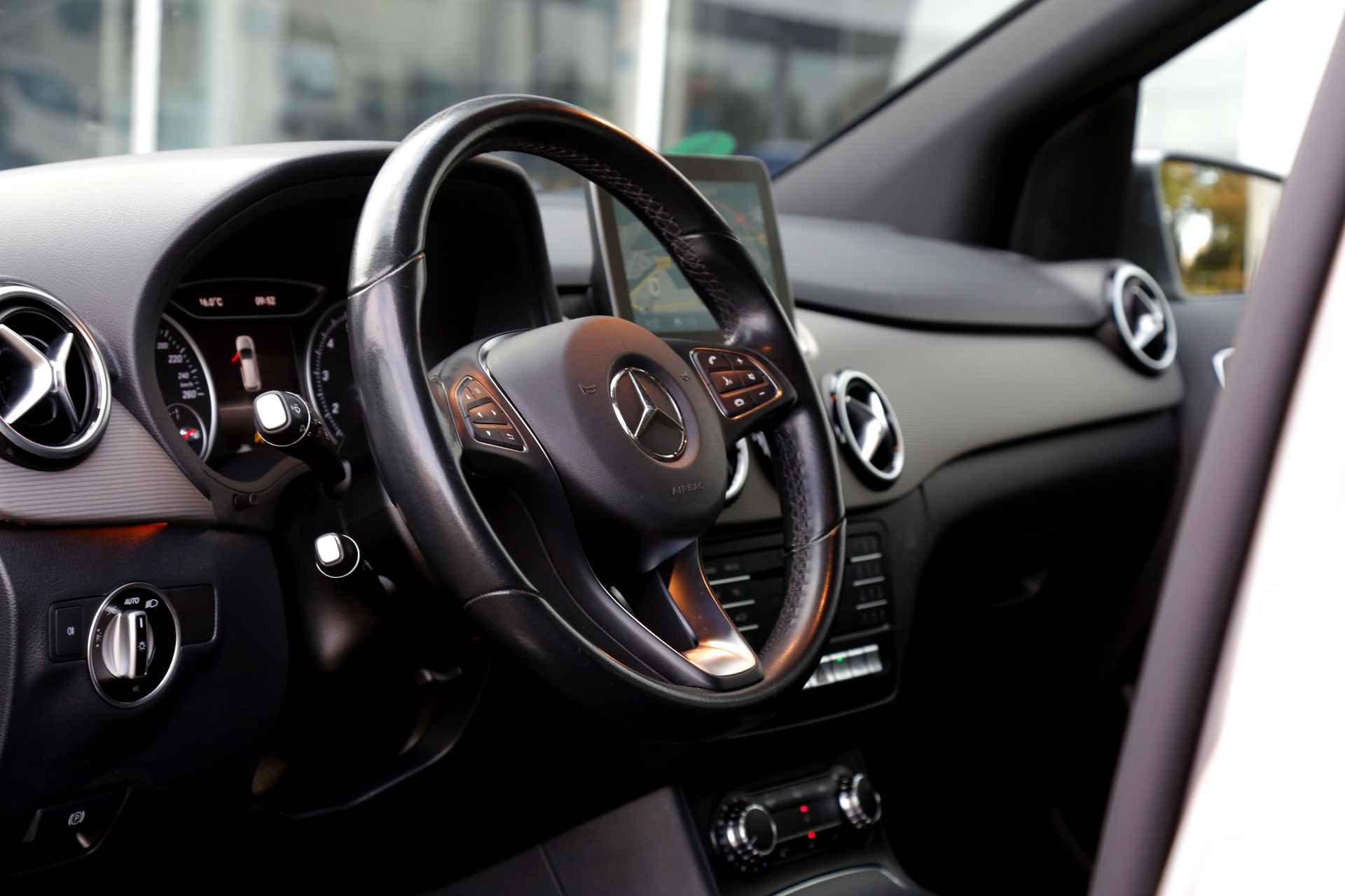 Mercedes-Benz B-Klasse 180 Ambition Automaat*NL-Auto*Perfect Onderh.*Trekhaak/Sportstoelen/Stoelverw./Camera/LED/Navi/Sfeer/Climate-Control/Cruise-Cont - 21/57