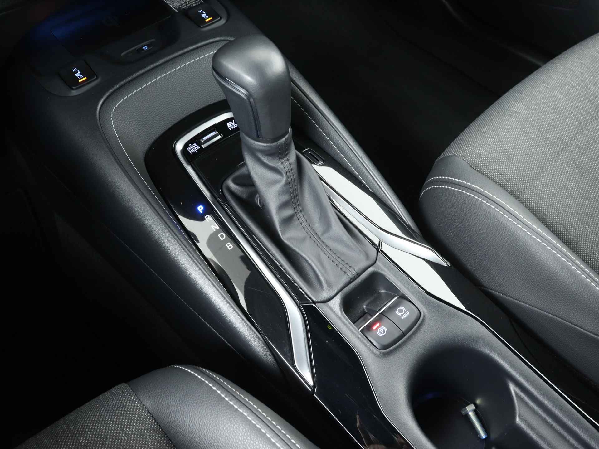 Toyota Corolla Touring Sports 1.8 Hybrid Dynamic | Navigatie | Stoelverwarming | Half lederen bekleding | - 13/43