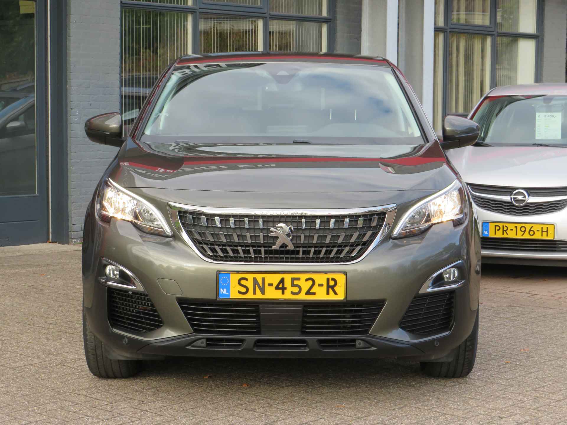 Peugeot 3008 1.2 PureTech Executive Automaat! | Clima-Airco | Navigatie | Trekhaak | Incl. BOVAG Garantie | Parkeersensoren | 1ste Eigenaar | - 4/38