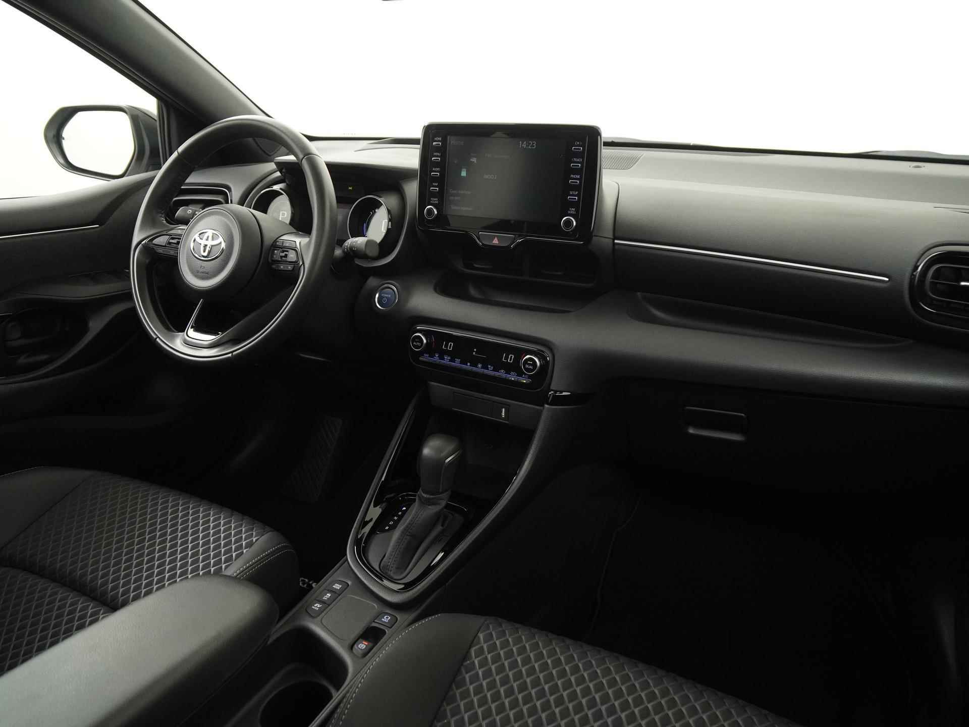 Toyota Yaris 1.5 Hybrid Bi-Tone | Panoramadak | Head Up | Zondag Open! - 2/36
