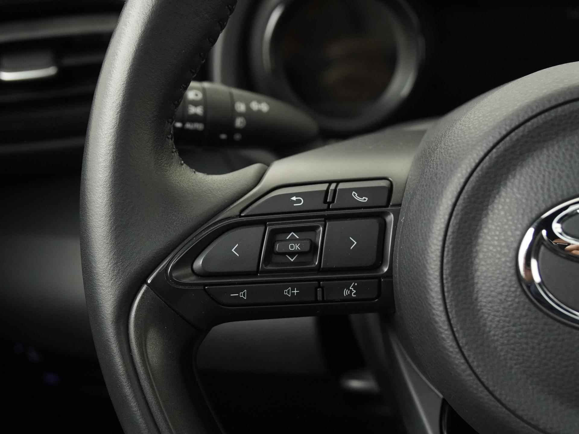 Toyota Yaris 1.5 Hybrid Bi-Tone | Panoramadak | Head Up | Zondag Open! - 7/36